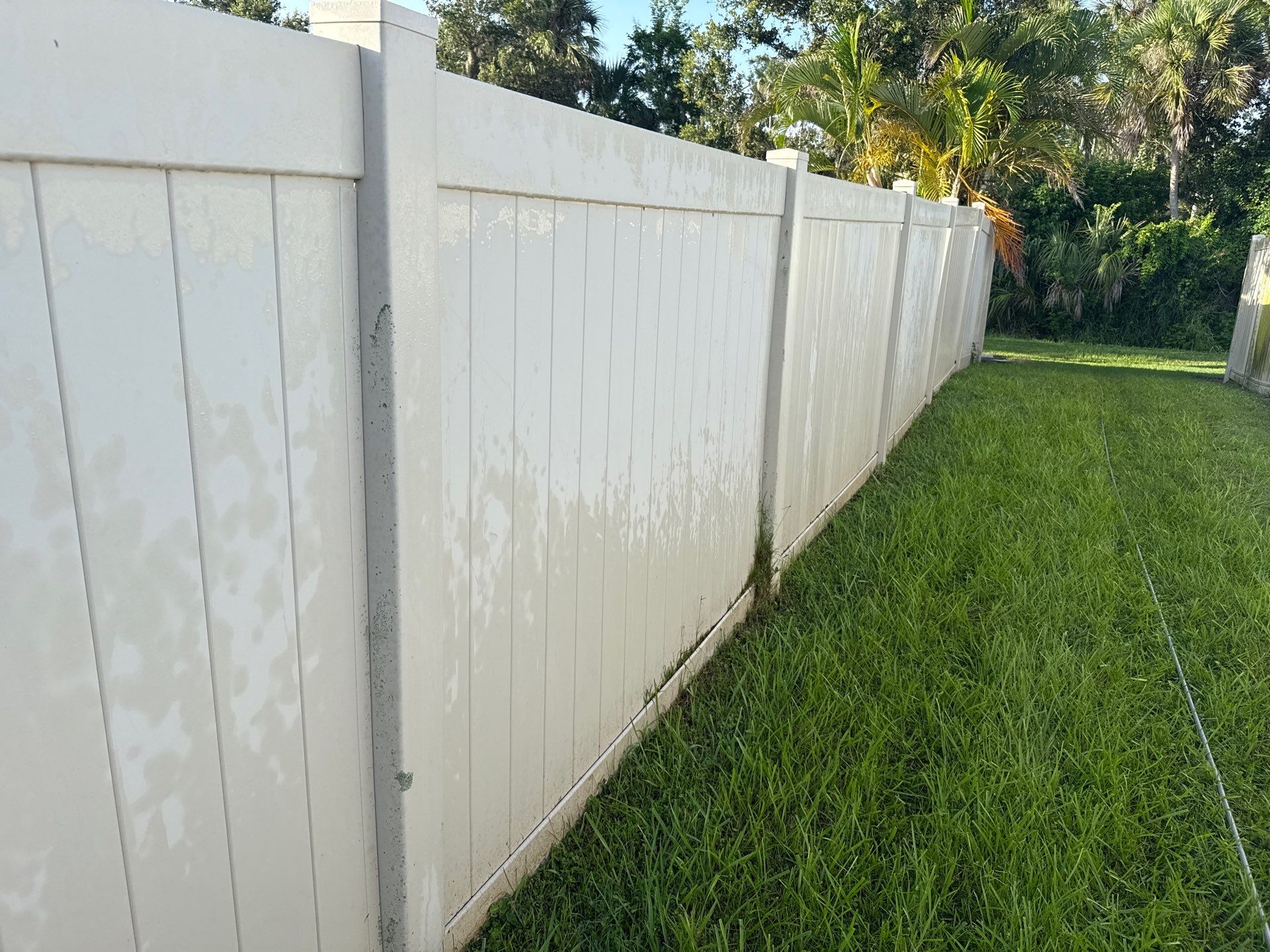2-Story Stucco House Wash & Tan Vinyl Fence Cleaning | Sheffield Glen Palmetto, FL by Sunshine AquaWash