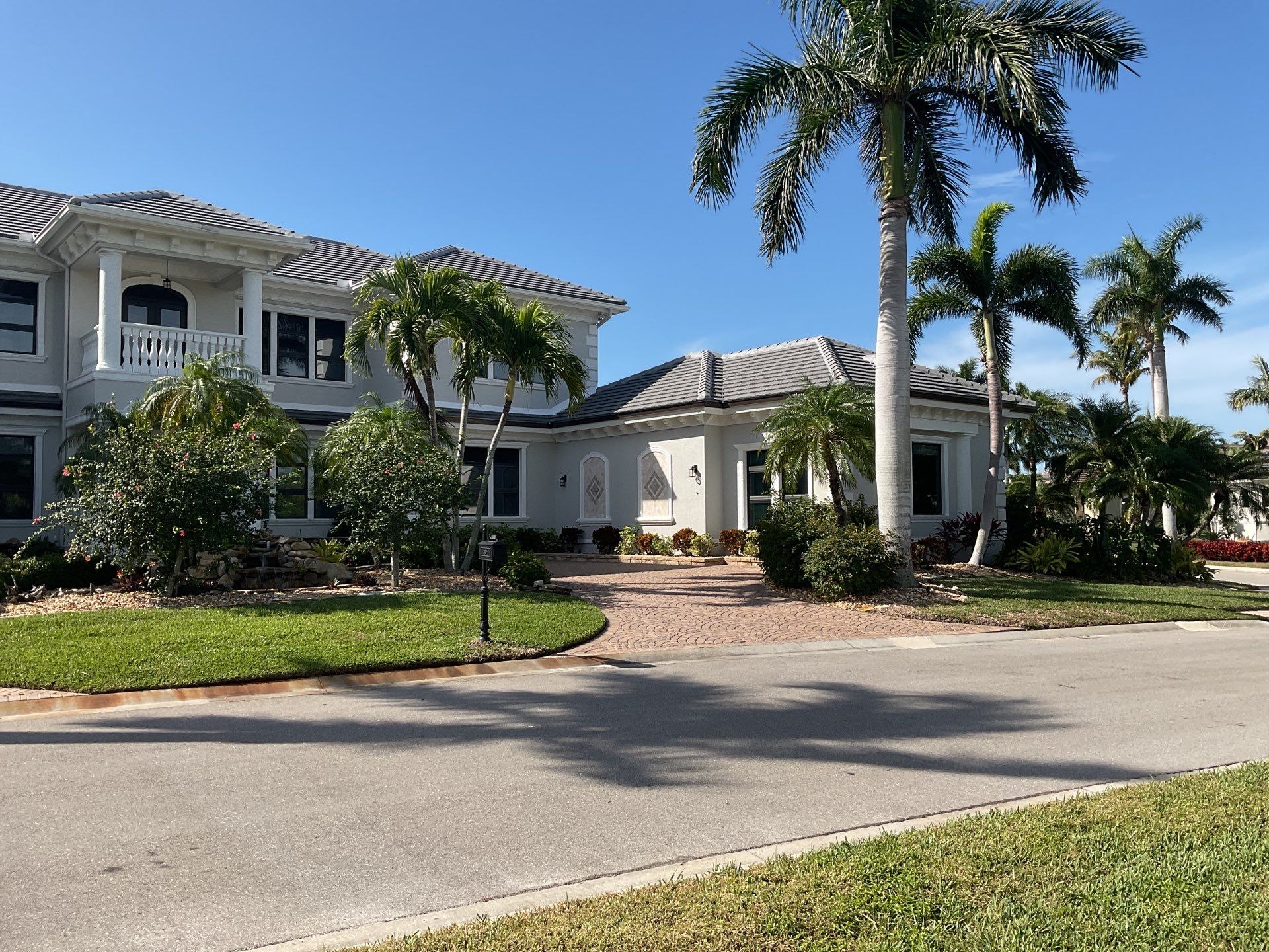 7-Inch Seamless Gutters for Heavy Rainfall in Cape Coral FL by Gutter Professors