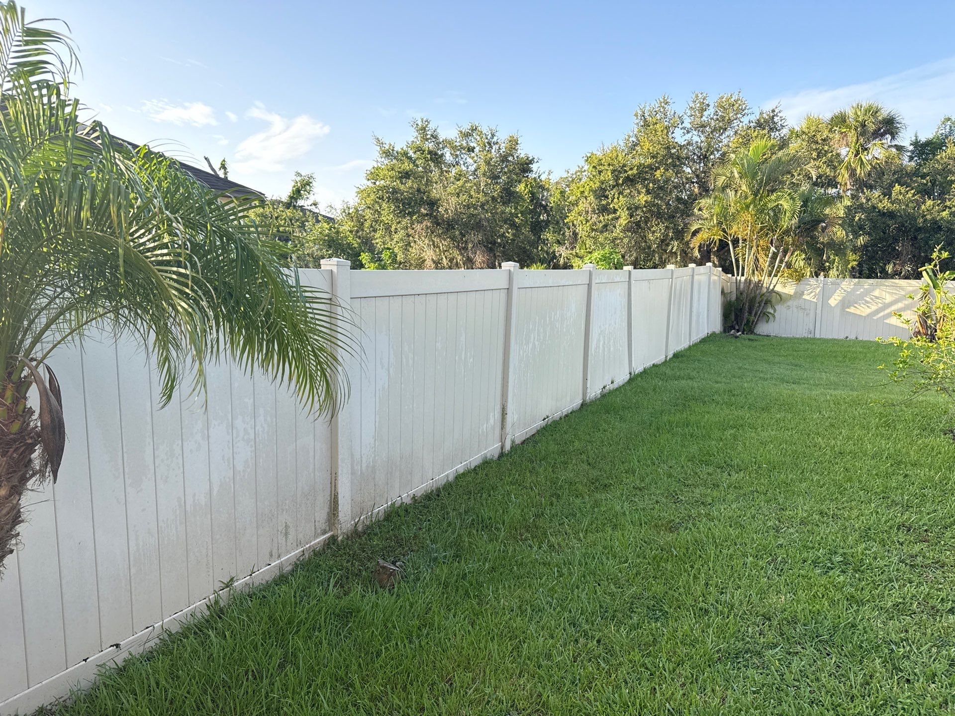 2-Story Stucco House Wash & Tan Vinyl Fence Cleaning | Sheffield Glen Palmetto, FL by Sunshine AquaWash
