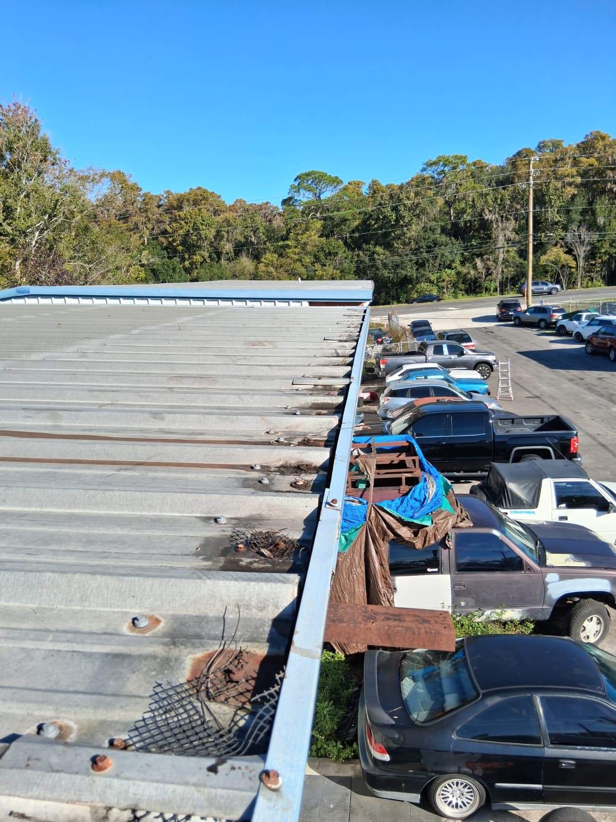 Clean Gutters and Seal Seams in Lakeland FL by Gutter Professors