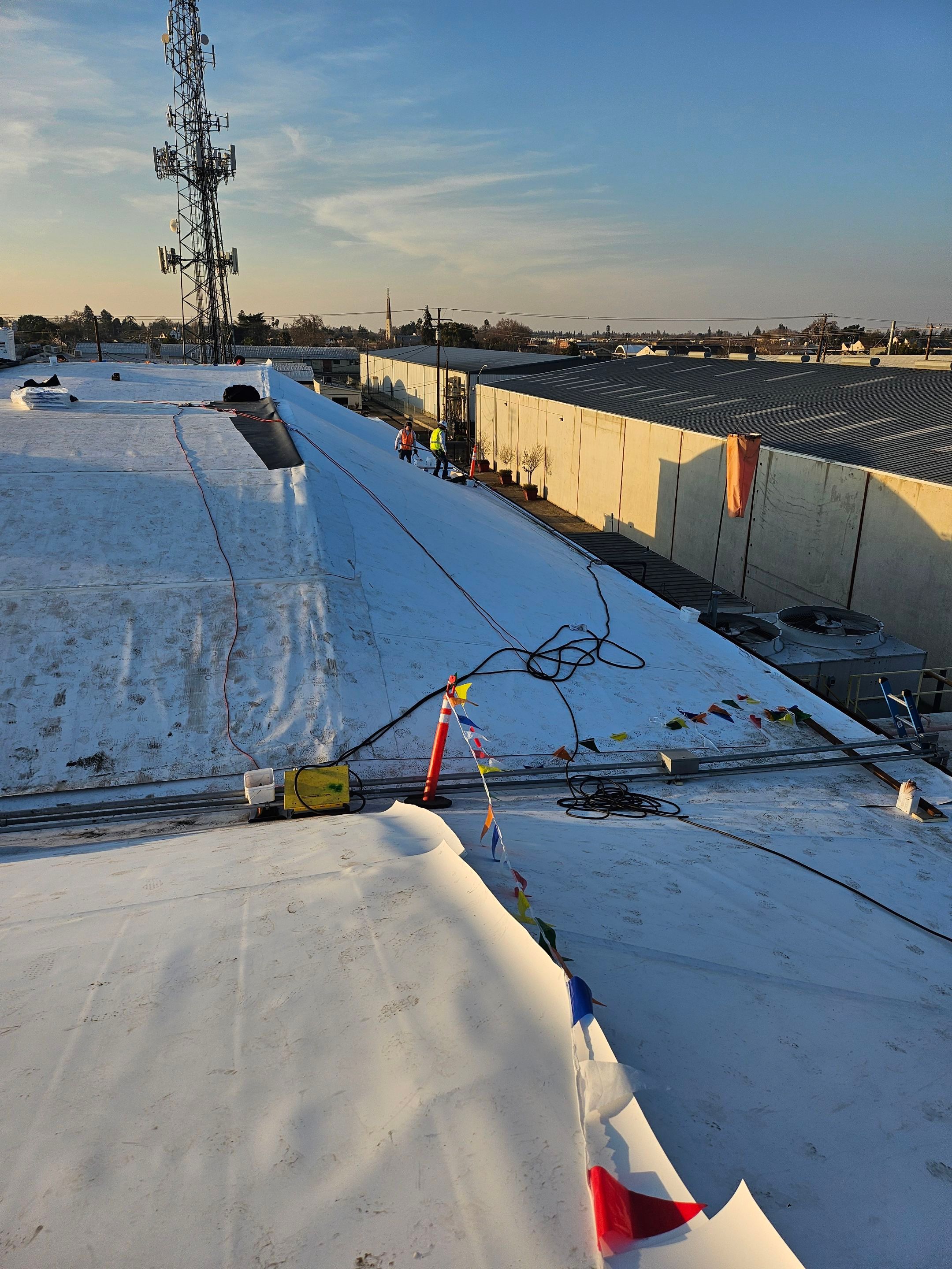 TPO single-ply roofing system using GAF Single-ply TPO 60 mil with 1.5 inch ISO board insulation by Straight Edge Roofing Inc