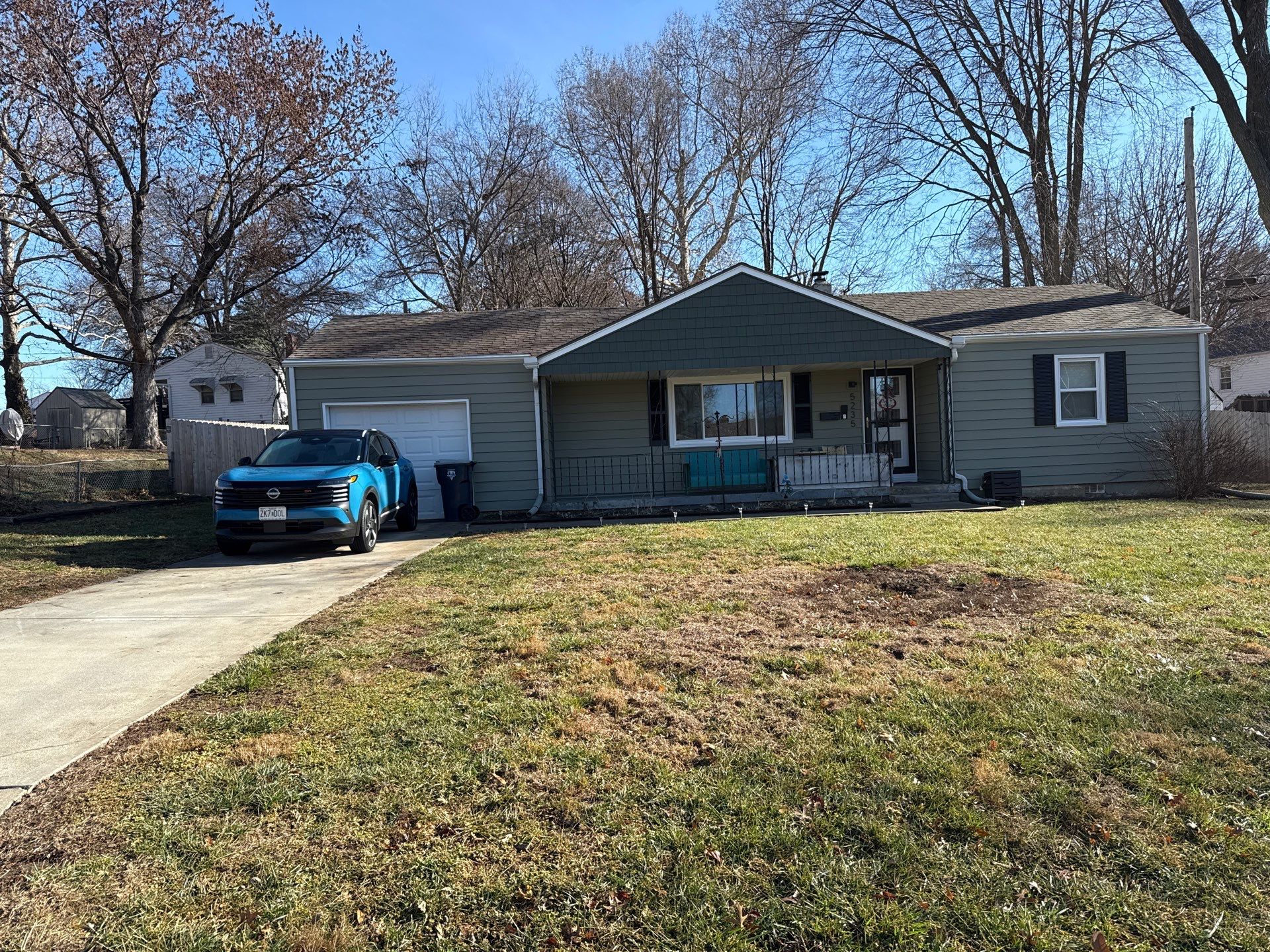 A whole new look for this Gladstone Home by EEC Windows, Siding & Roofing