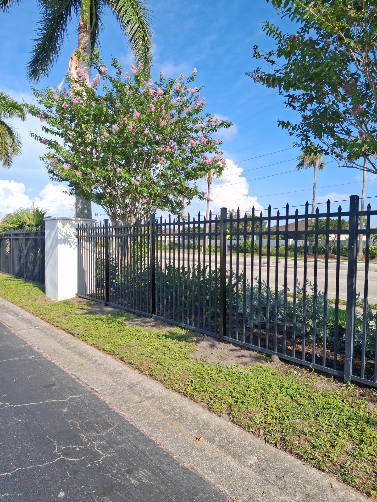 211 63rd Ave W  by H&Y Fence
