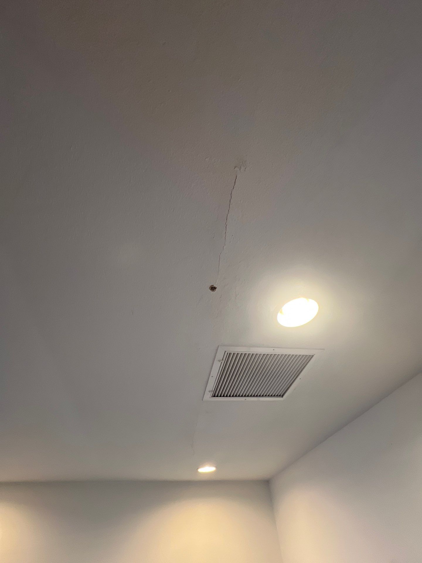 Windstorm Damage & Multi-Room Water Mitigation in St. Petersburg by Right On Time Restoration