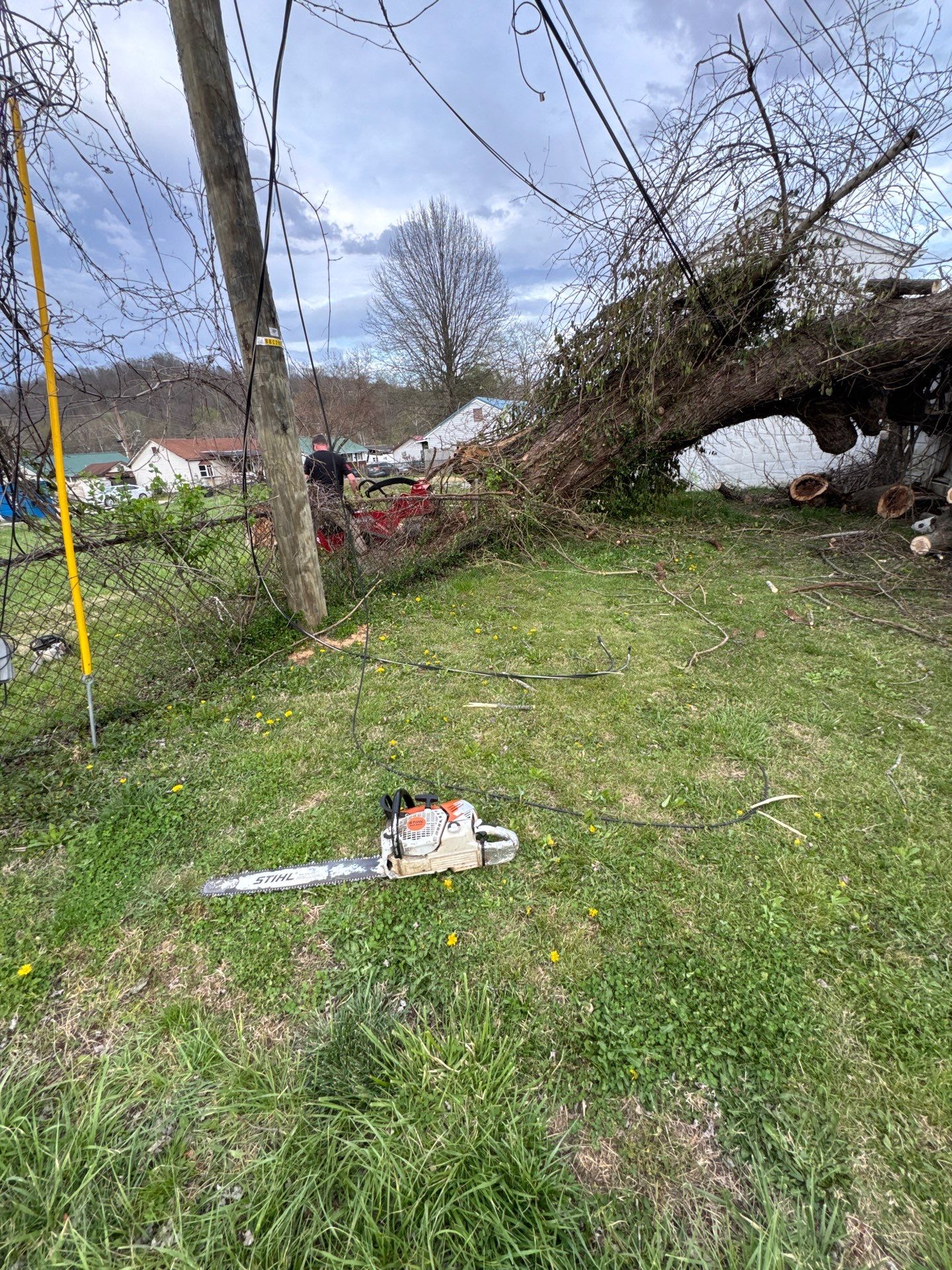 Project in Nitro, WV 	Rotator Crane Lifts Tree Off House | Nitro WV 	•	One Wrong Move Job | Rotator Crane Tree Removal 	•	Heavy Rescue Tree Job | Nitro WV 	•	Extreme Tree Removal Over Home | Nitro WV by Jones Empire LLC