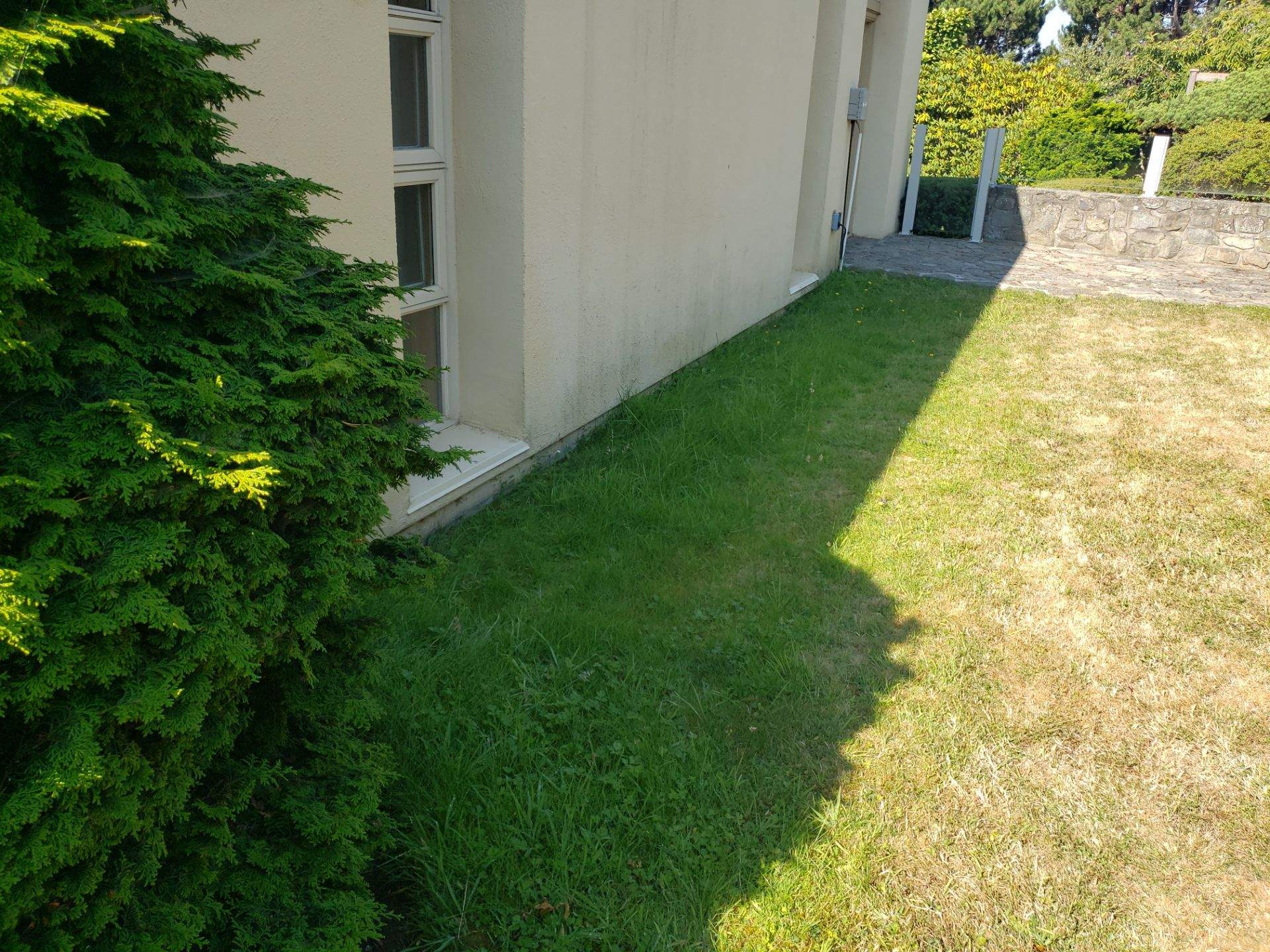 Garden Care - Oak Bay Residence by Habanero Garden and Exterior Care