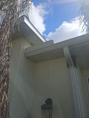 White seamless Gutters and downspout repair in Sarasota FL