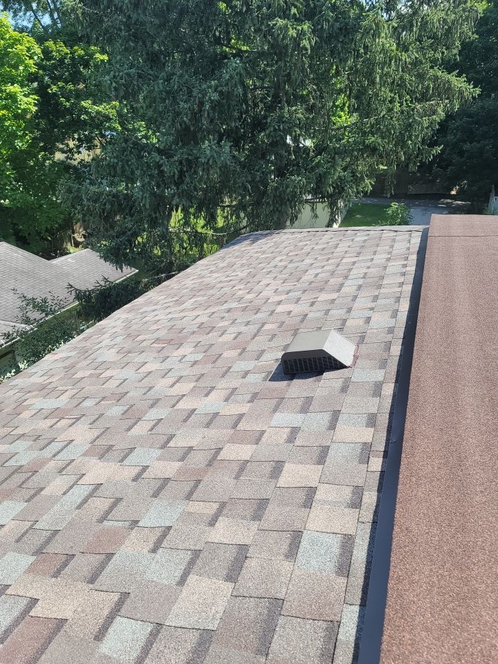 ATLAS PINNACLE COLOR: MAJESTIC SHAKE DRIP EDGE: WHITE by Eagle Eye Roofing