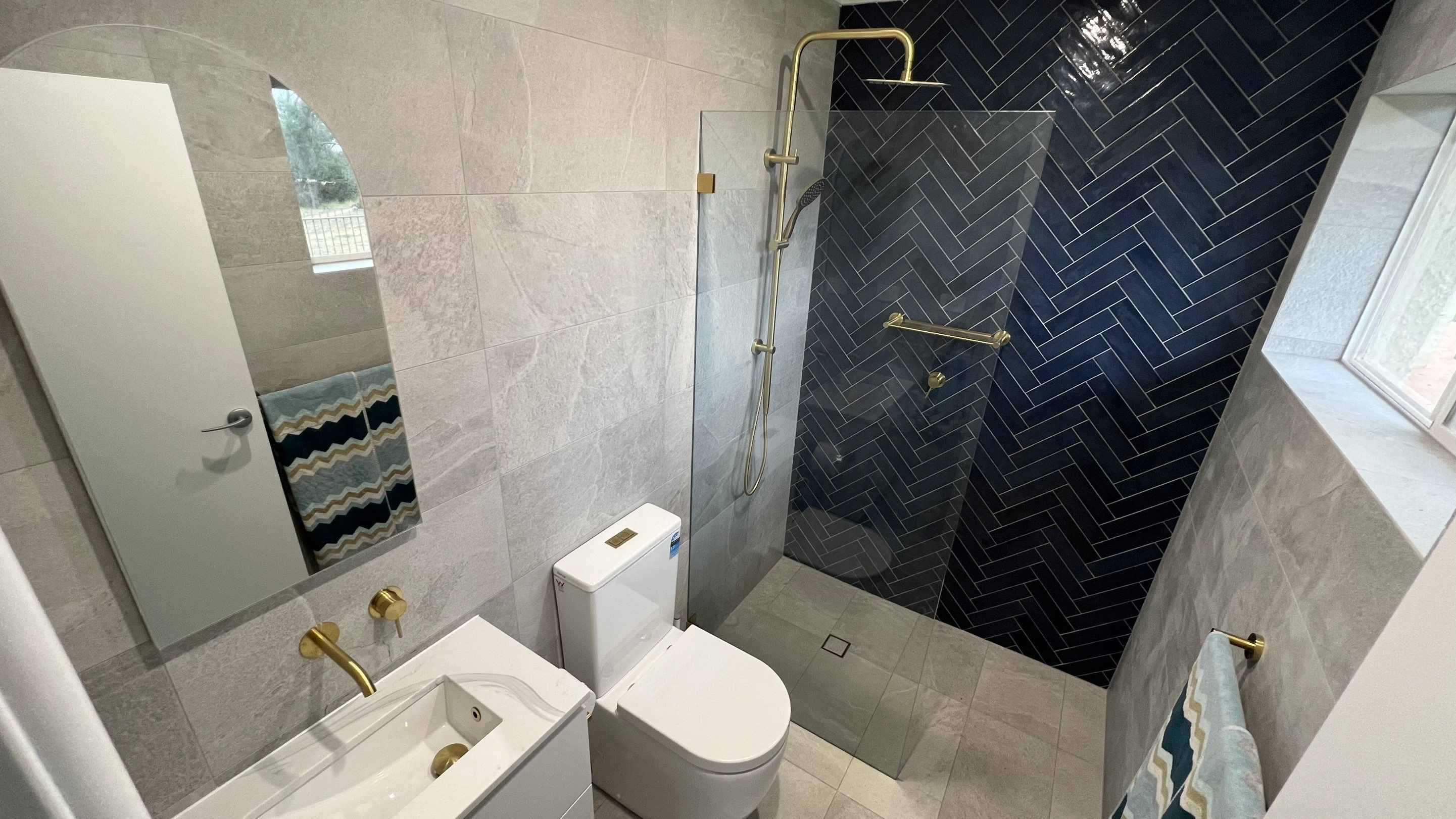 Small Ensuite Renovation by Re-seal Bathrooms