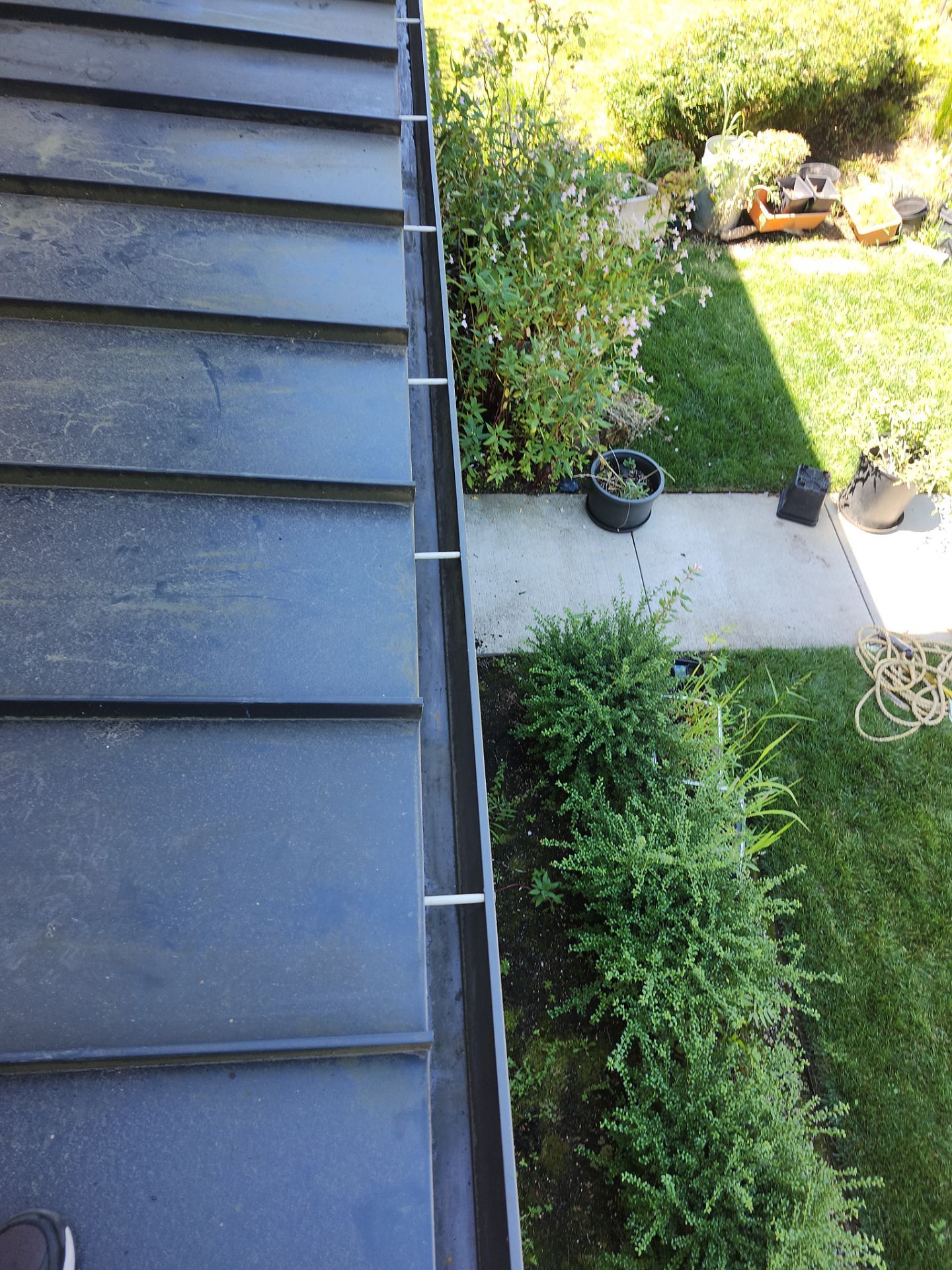 HOA gutter cleaning after photo.
