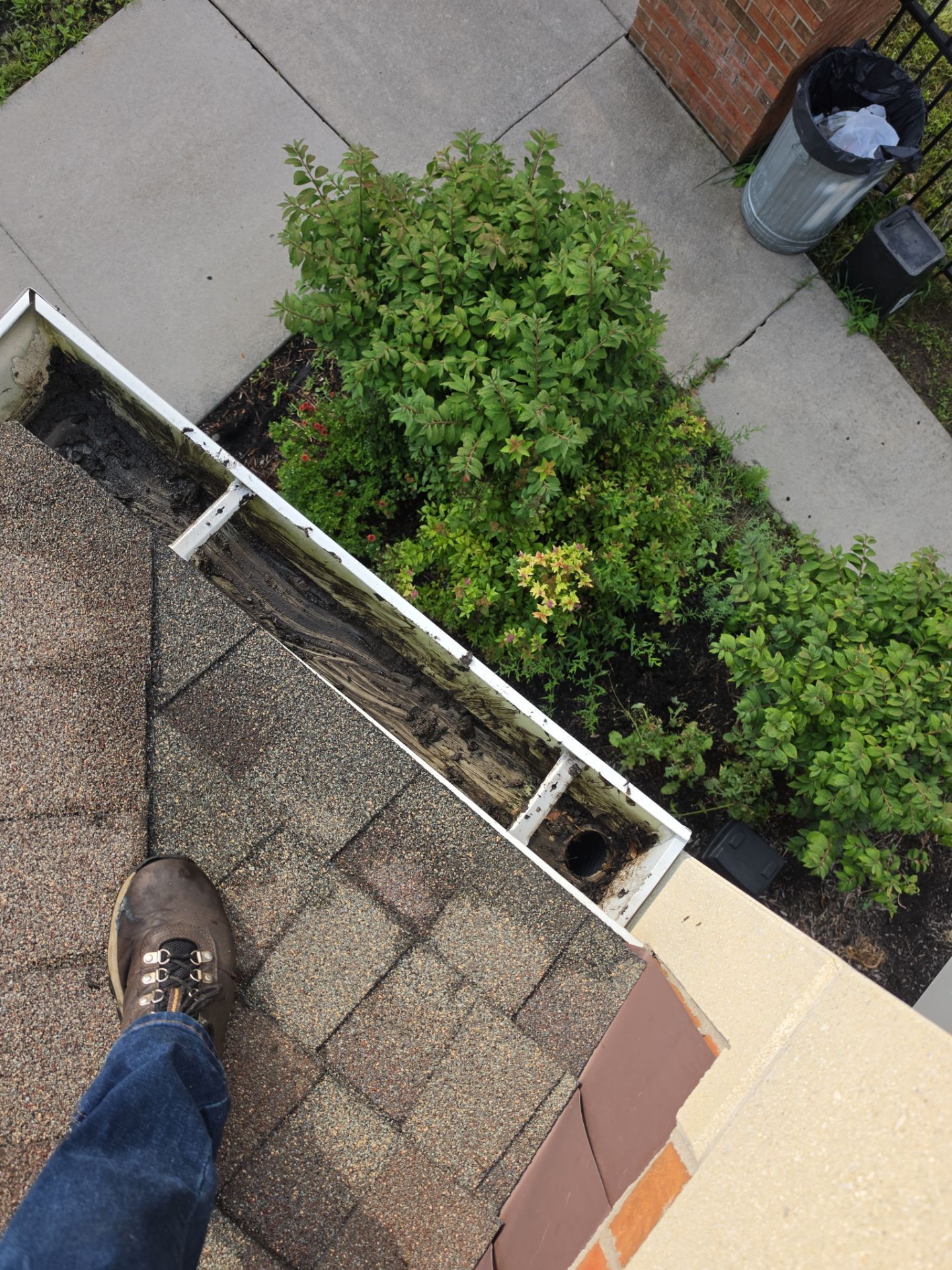 HOA gutter cleaning after photo.