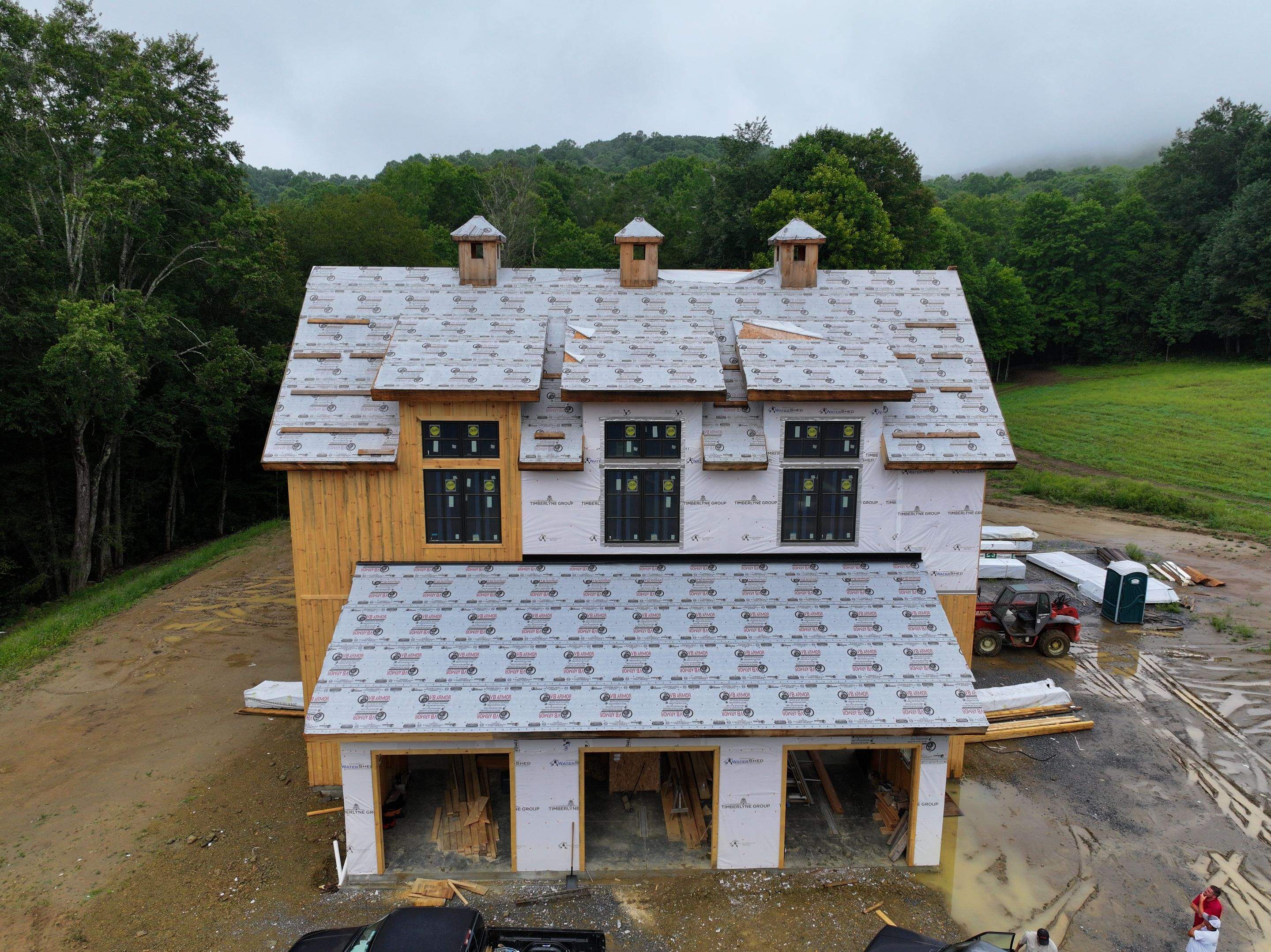 Barn Style House by Omnia Roofing