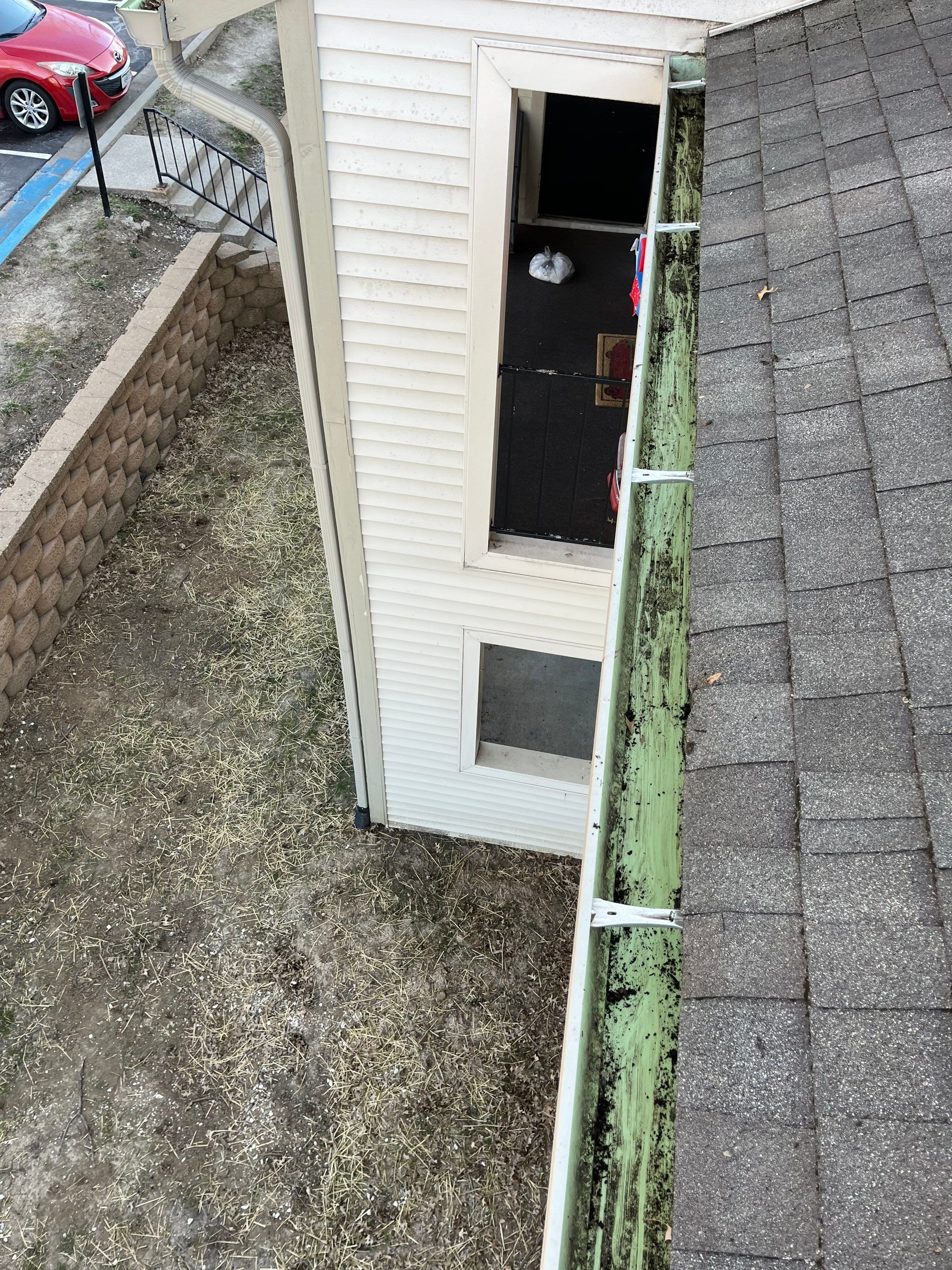 Commercial gutter cleaning Missouri after photo with clean gutters