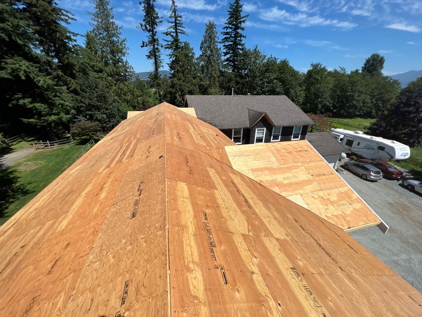 Residential Roofing Installation using OC Oakridge shingles and Duraclad Accent roof by Top Notch Roofing Inc