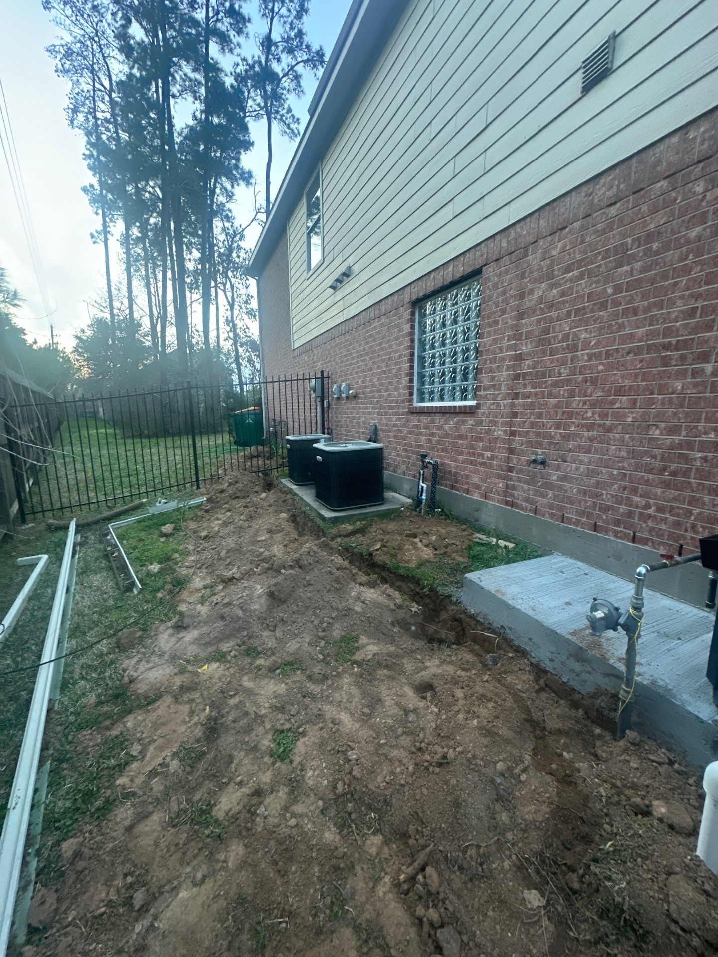 Pool, Patio Cover and Summer Kitchen in Creekside by SophAlx LLC