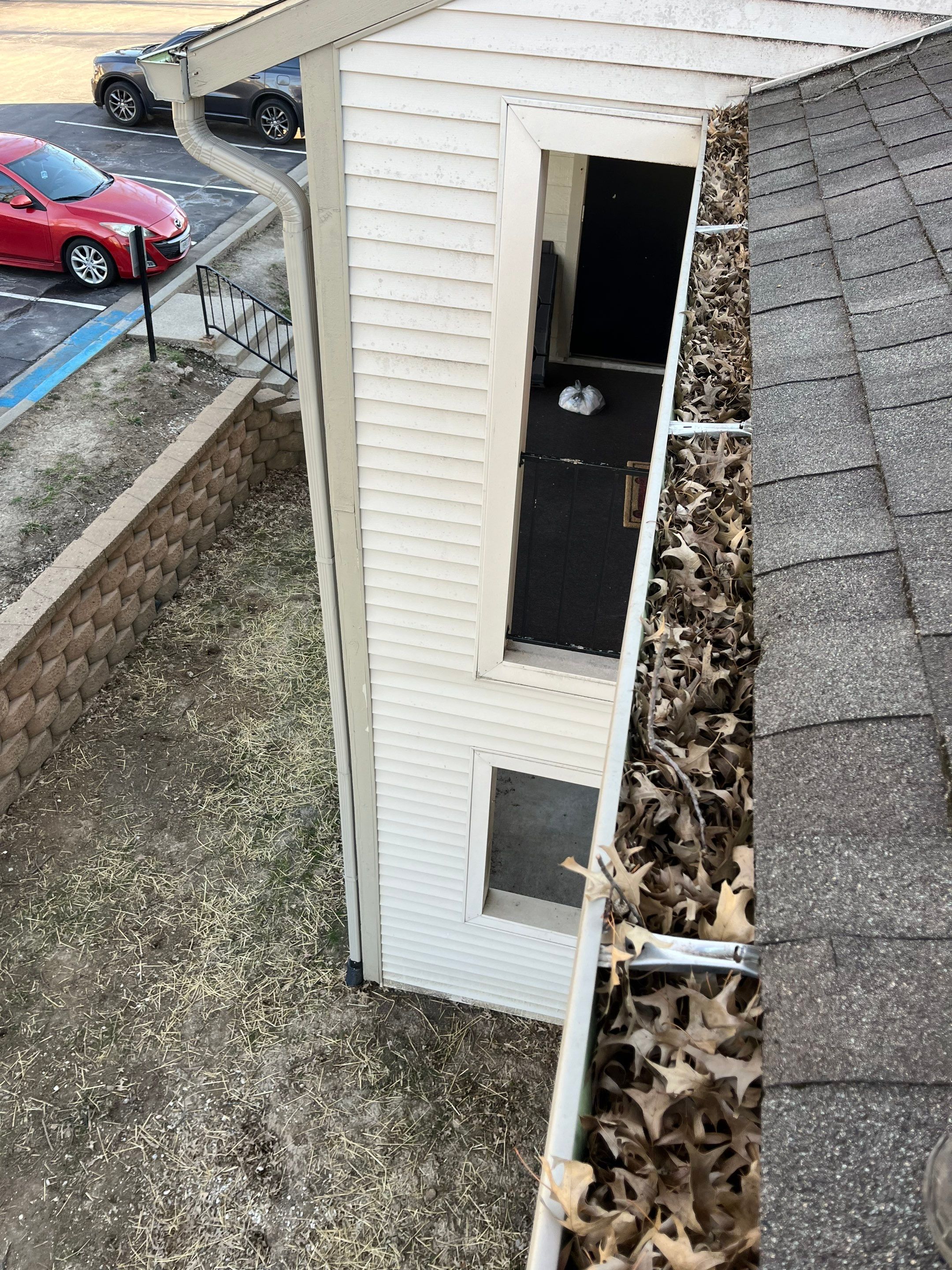 Commercial gutter cleaning Missouri before photo with filled gutters