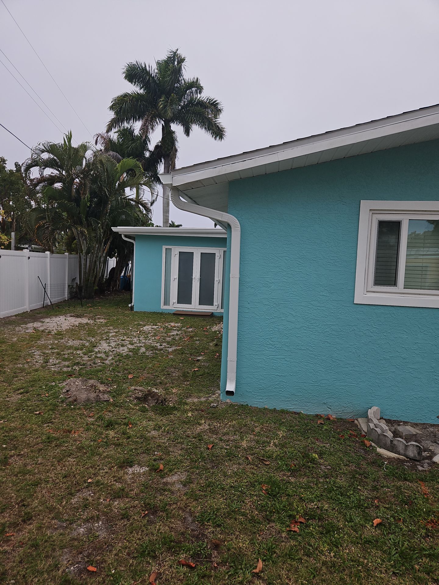 White K Style Seamless Gutters using 6 Inch Seamless Gutters with Downspouts in Fort Myers FL by Gutter Professors
