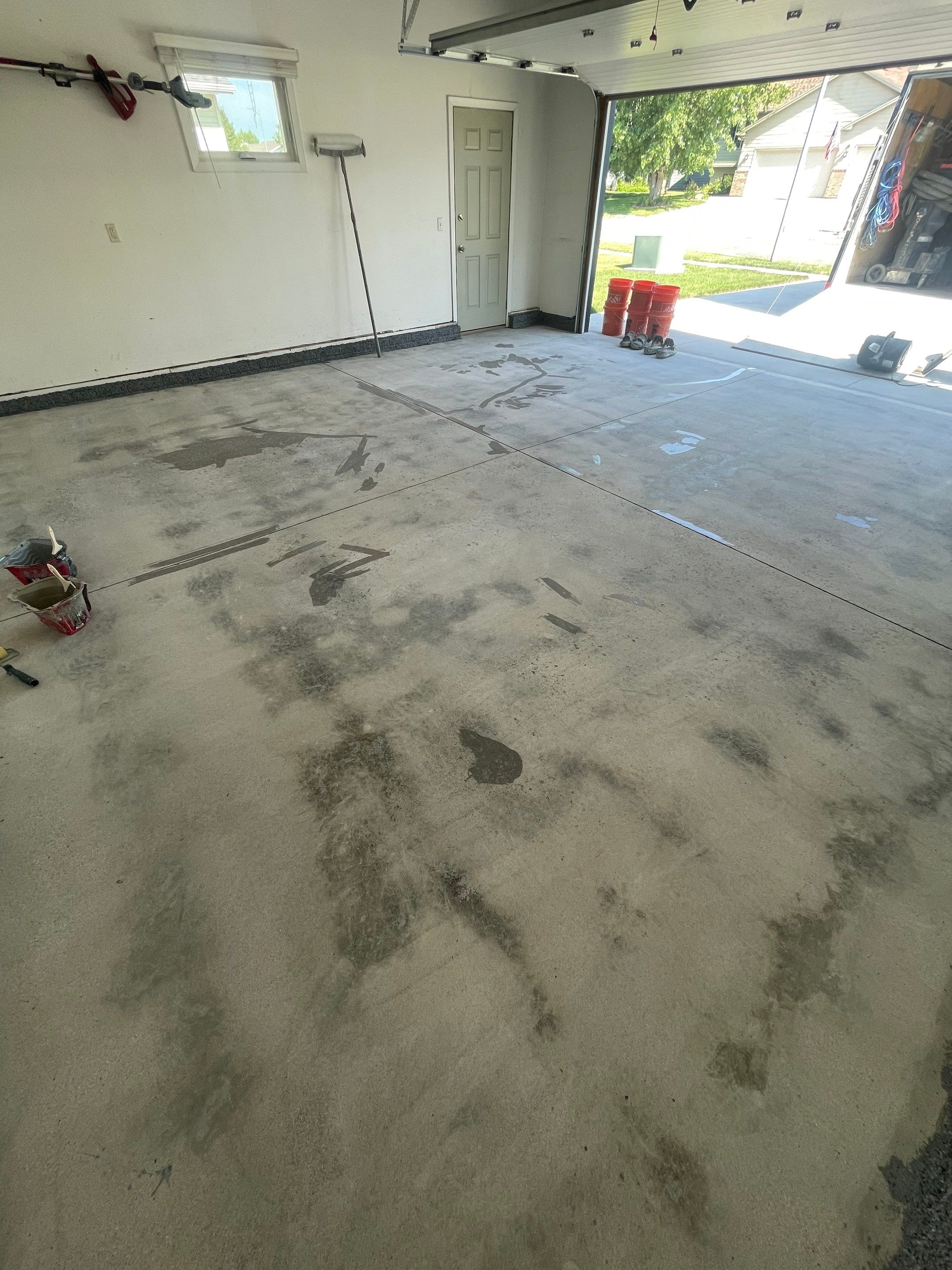 Sioux Falls Garage Floor Coating with Nightfall Decorative Chips by Select Painting, Coatings & Garage Cabinets