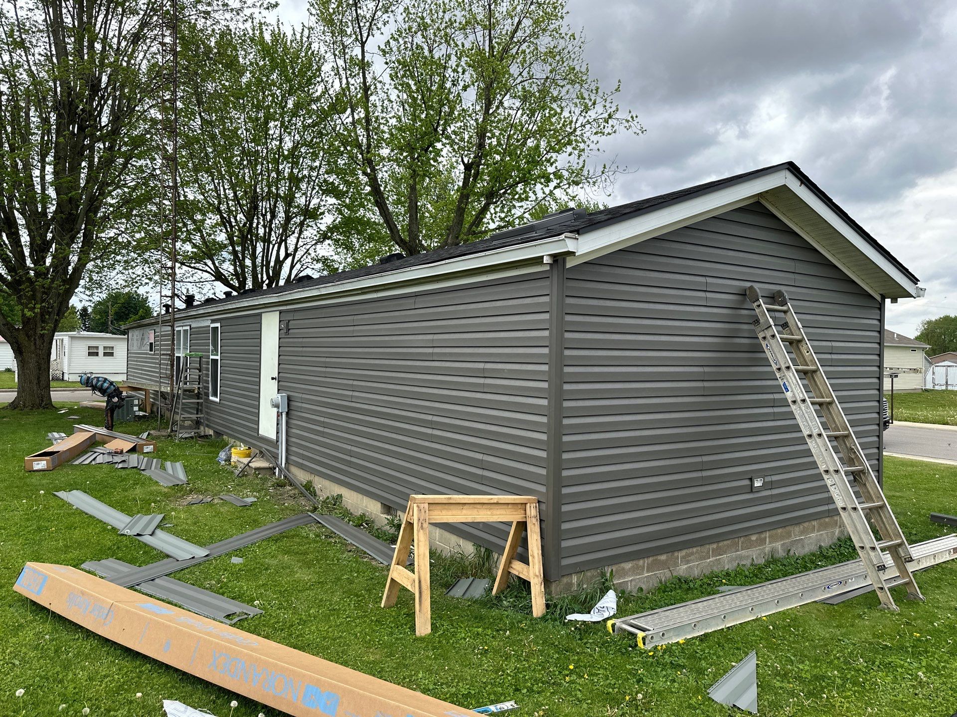 Roof and Siding Replacement using Norandex Cedar Knoll Graphite Siding and Owens Corning Durations in Onyx Black by WIW Enterprises Inc