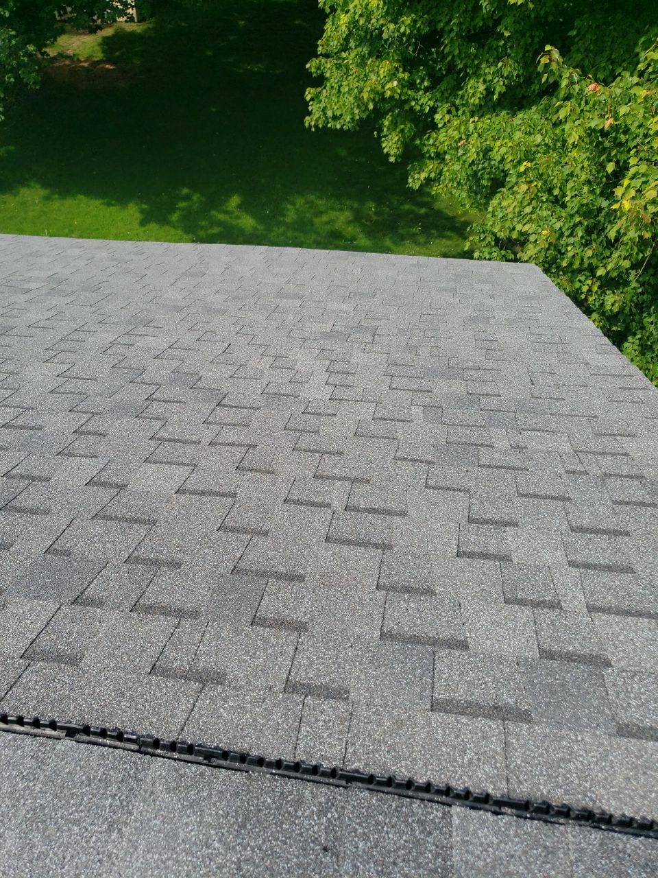 Brand: Atlas Pinnacle Color: Pristine Scotchgarde Pewter Drip: White by Eagle Eye Roofing