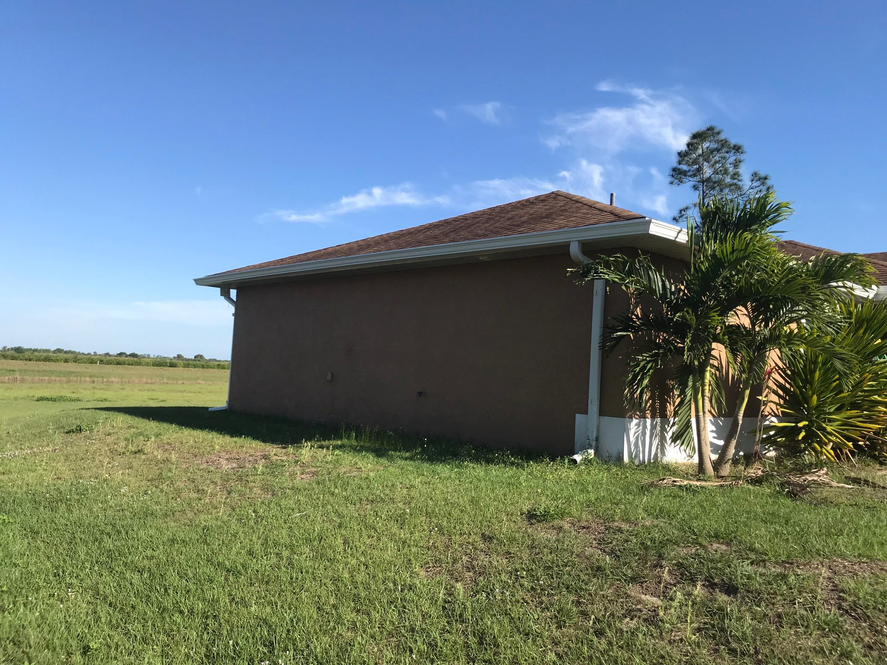 6 Inch Seamless Gutters using White Seamless Gutters in Cape Coral FL by Gutter Professors