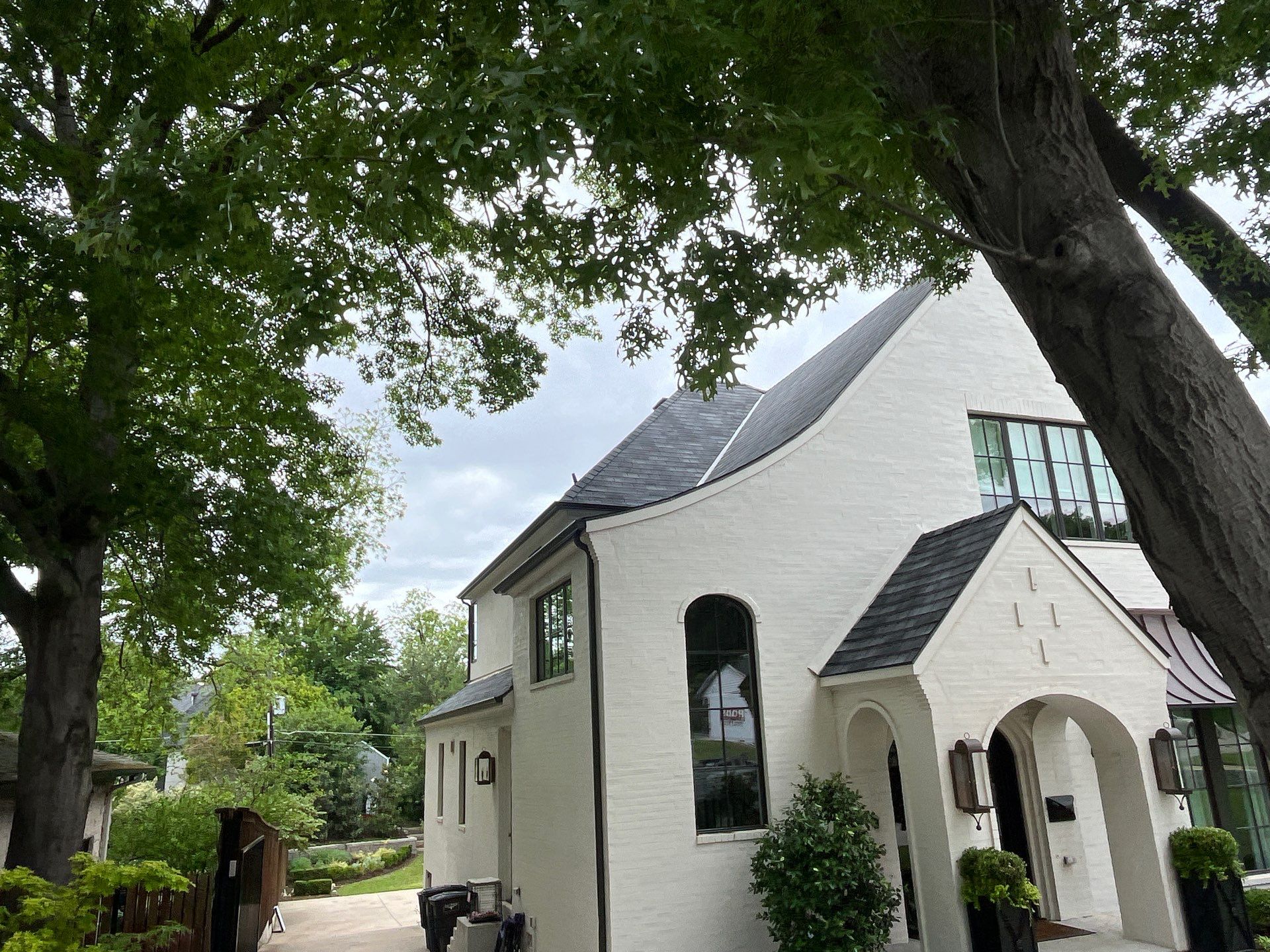 White brick with GAF Slateline English Grey by Tejas Roofworks + Restoration