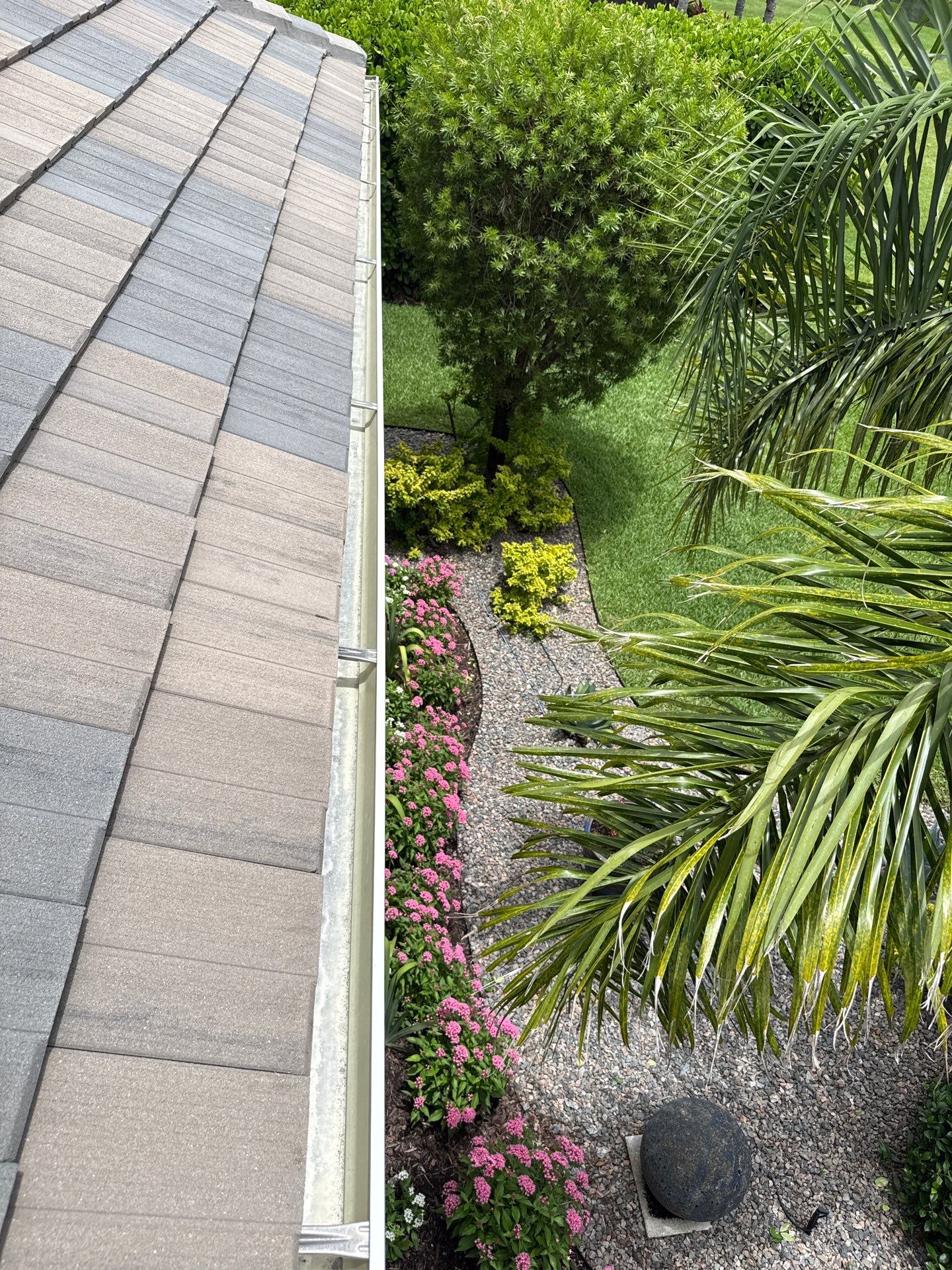 Gutter Cleaning in Winding River Community – Bradenton, FL by Sunshine AquaWash