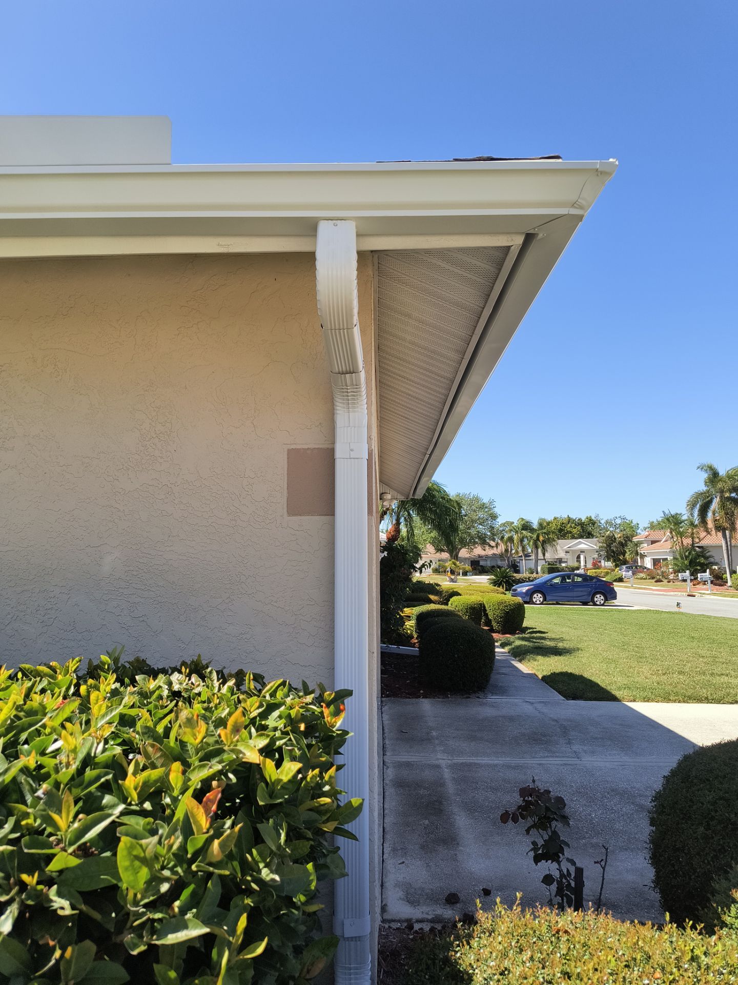 White Seamless Gutters using 6 Inch Seamless Gutters in Sarasota FL by Gutter Professors