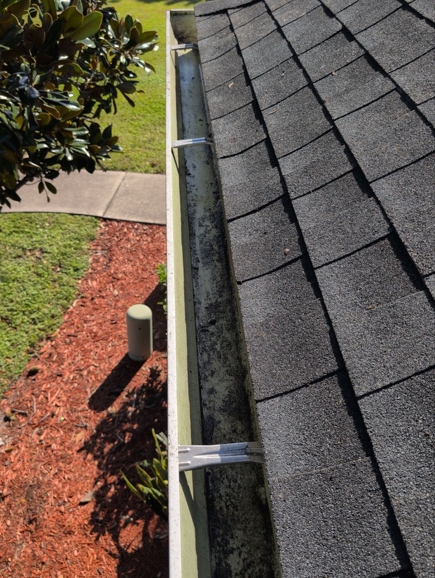 Commercial gutter cleaning Georgia after photo with clean gutters