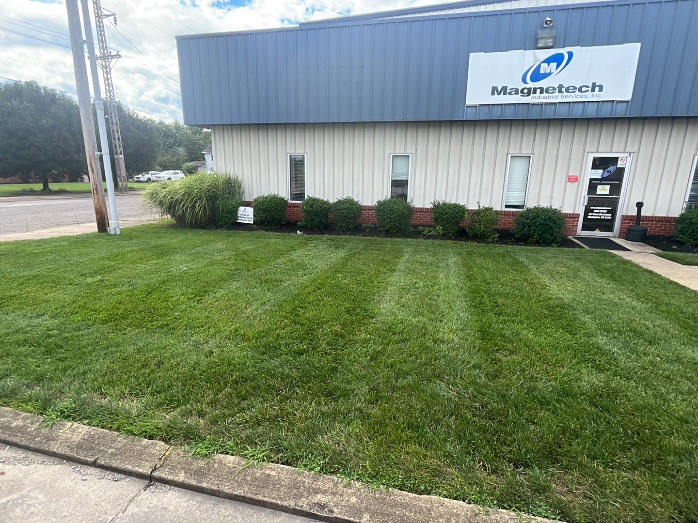 Full service mow and fertilizer before and after treatments using Fertilizer/Lime/and Mowing by GrassBusters, Inc.