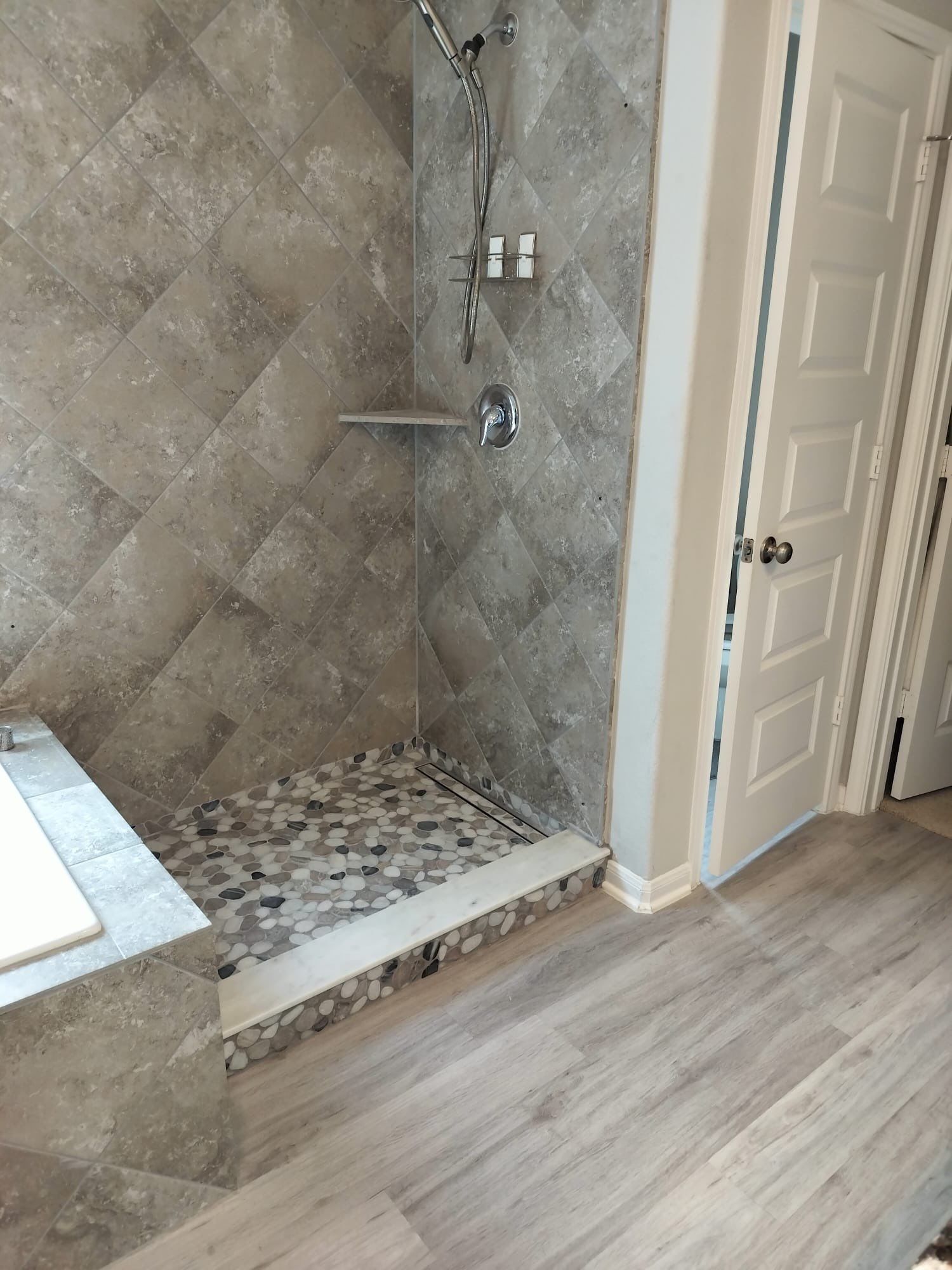 Master Bath Meets The Outdoors: Martha Acevedo's Custom Transformation! 🛁➡️🌳 by Texas Urban Elements