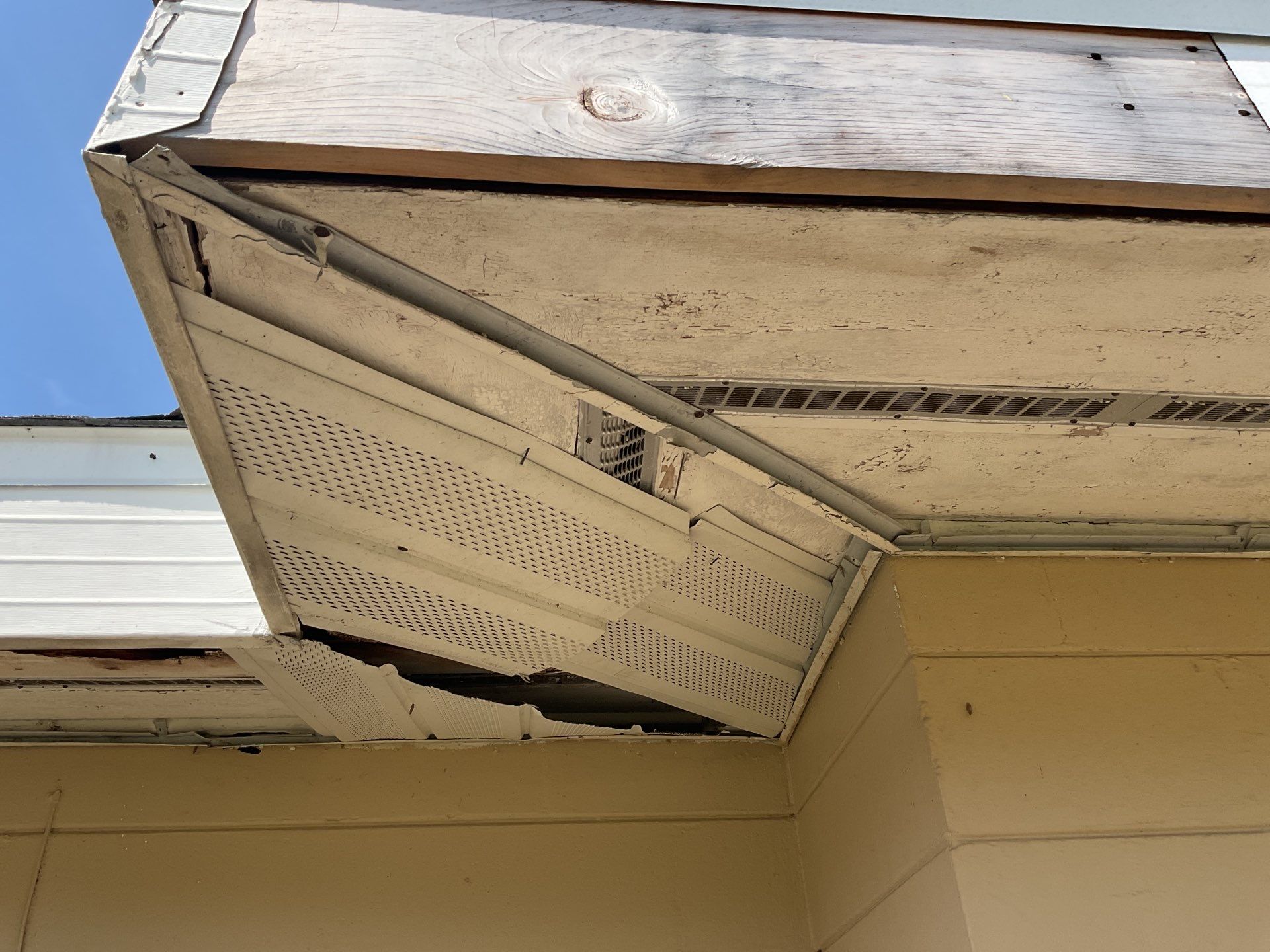 Soffit and Fascia Replacement in Fort Myers FL by Gutter Professors