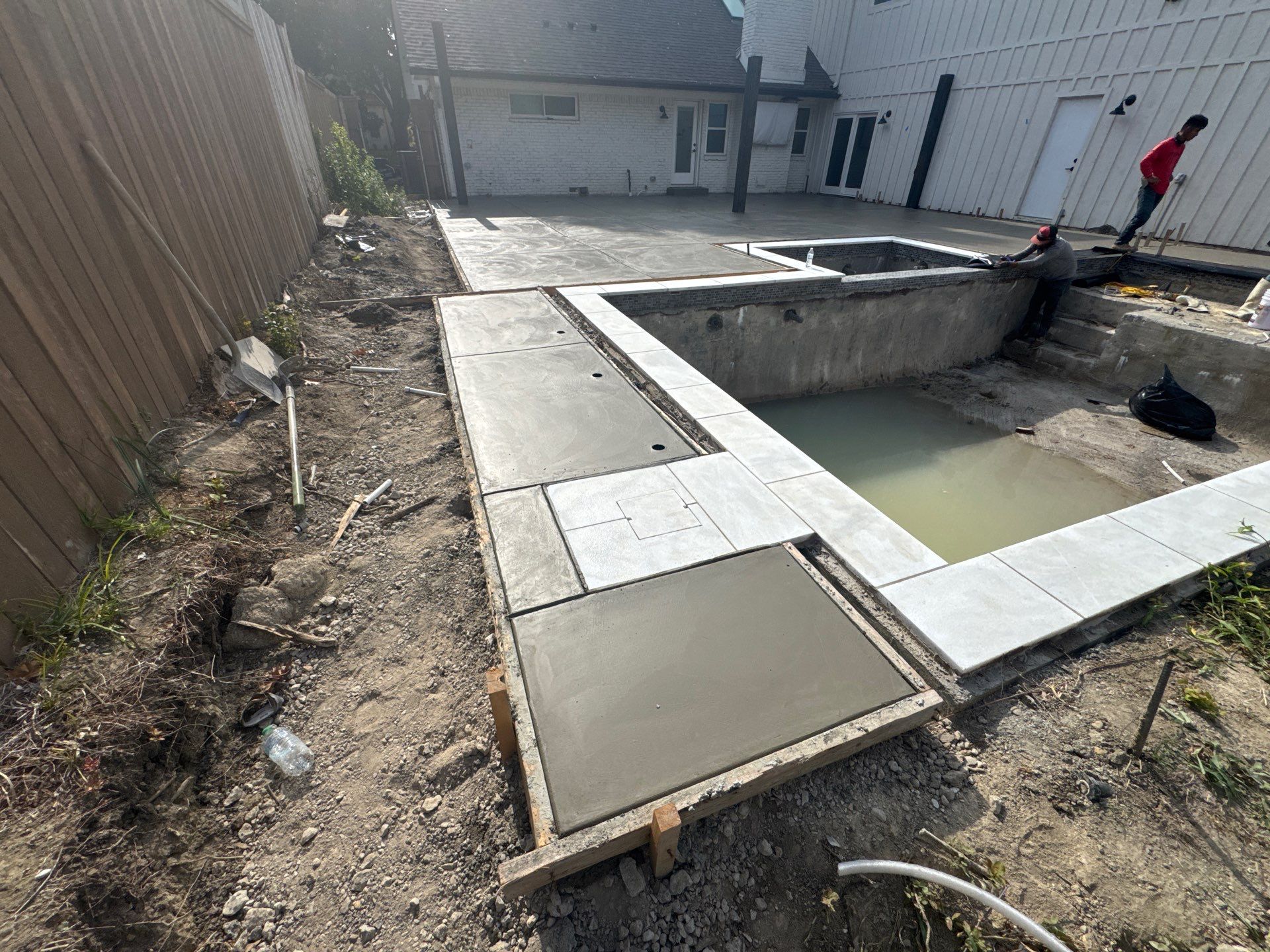 Geometric Pool with Level Spa by Pinnacle Pools and Spas - DFW