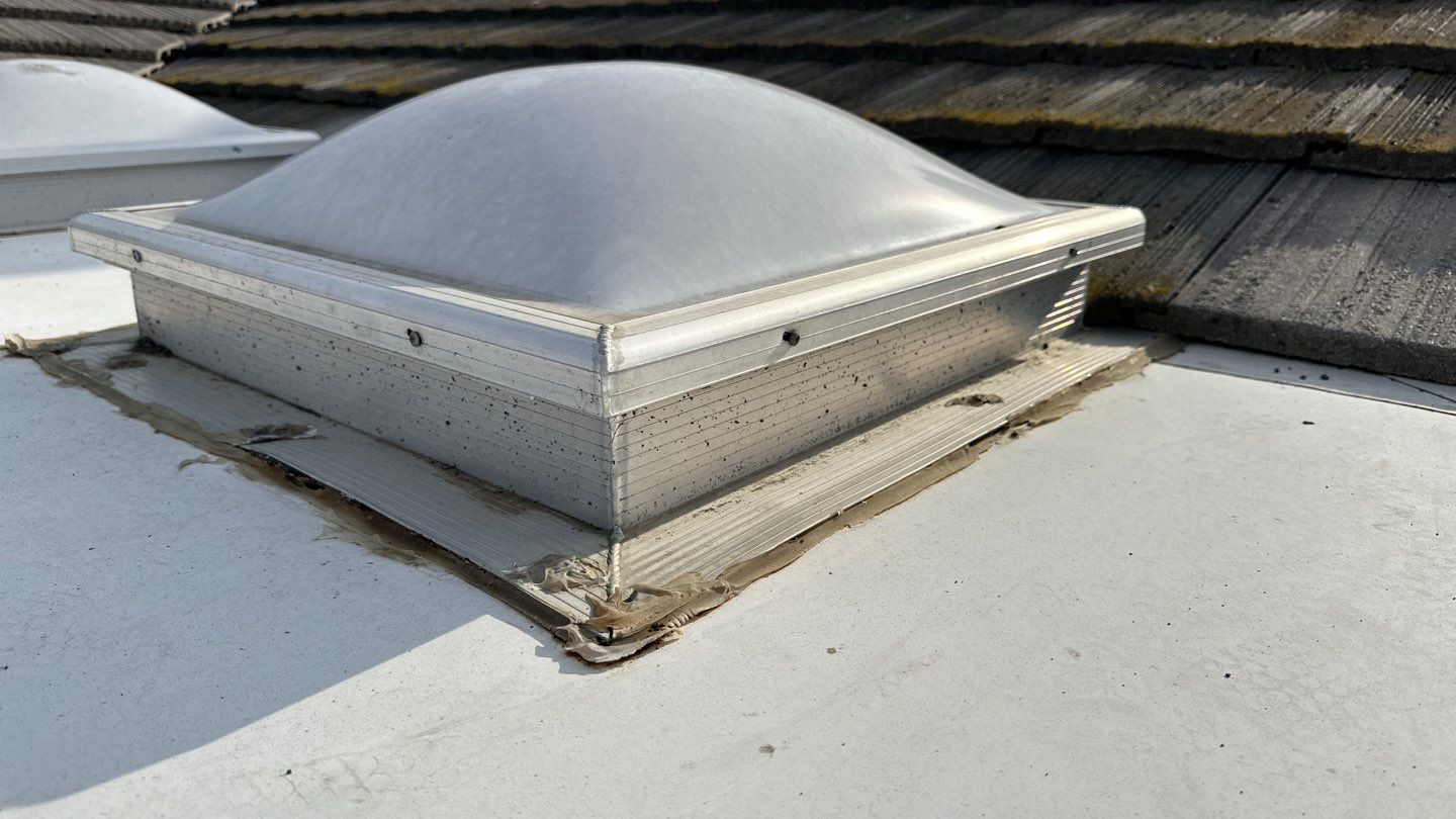 Single-ply roofing system on porch using TPO 60 mil by Straight Edge Roofing Inc