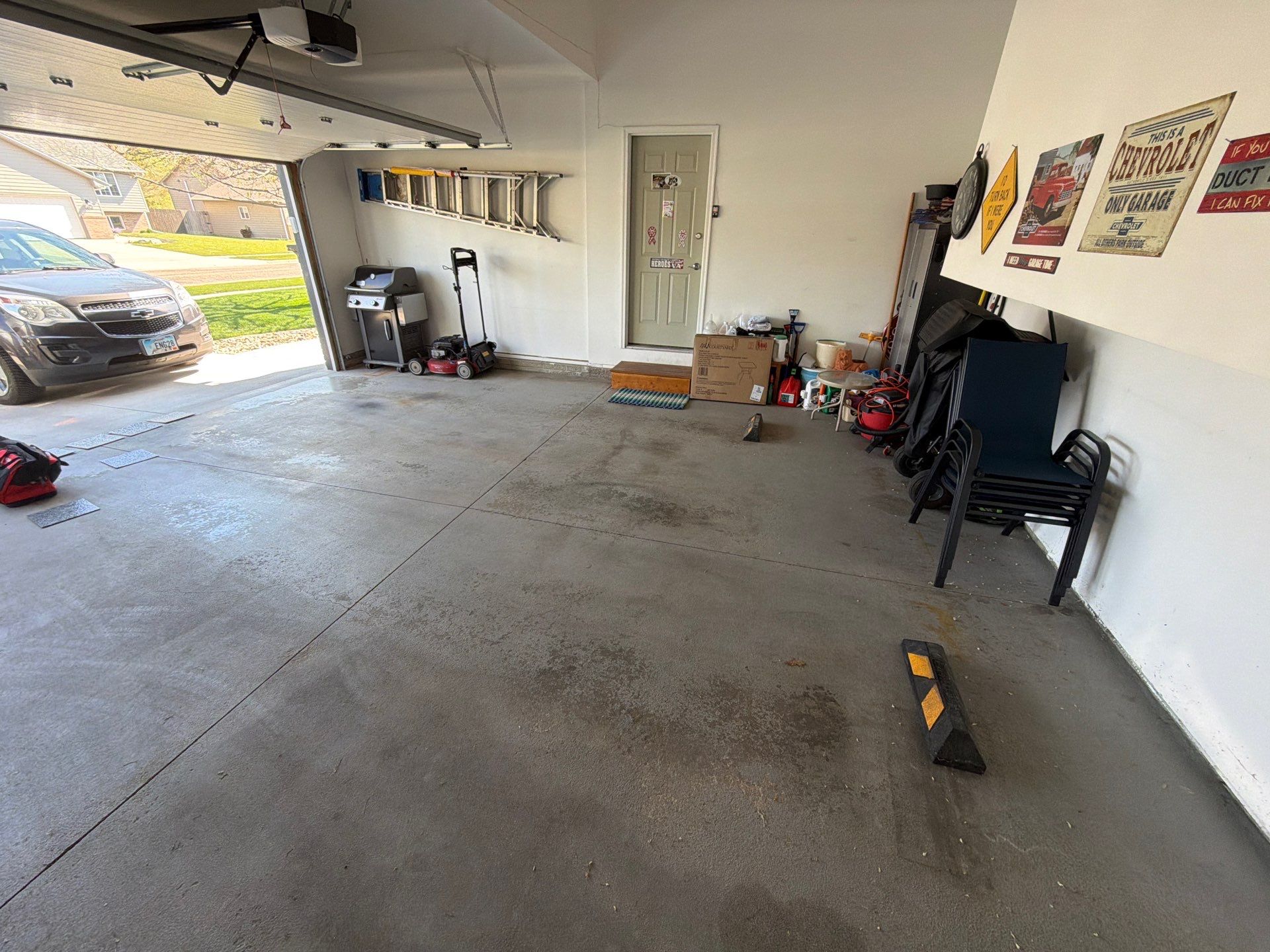 Sioux Falls Garage Floor Coating with Nightfall Decorative Chips by Select Painting, Coatings & Garage Cabinets