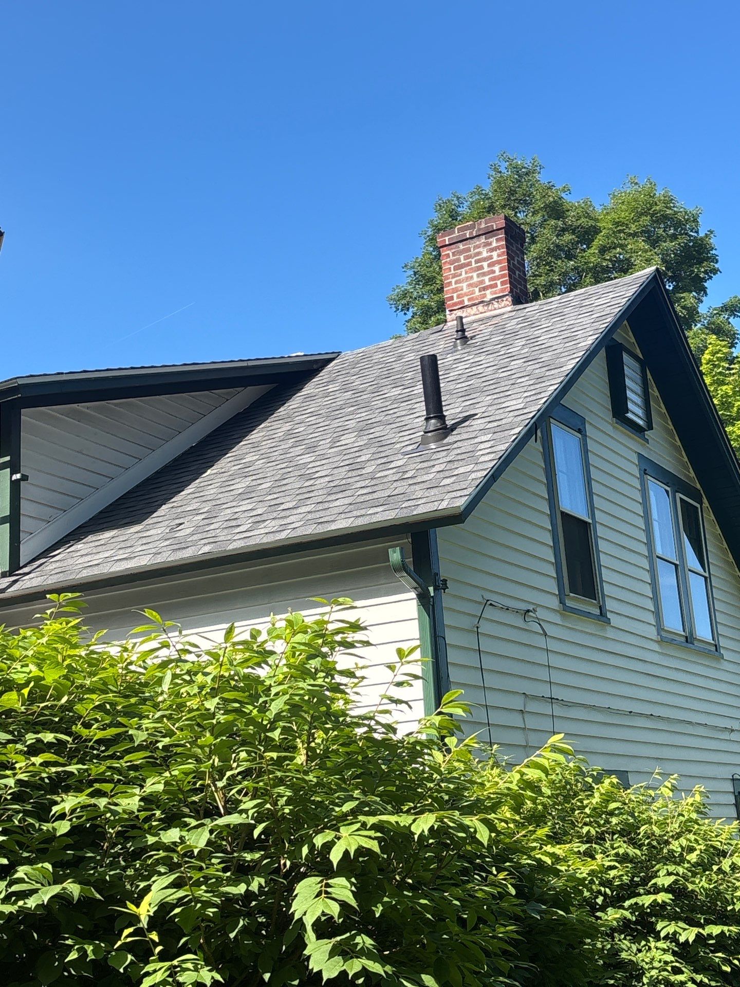 Brand new New Milford, CT roof by DiGiorgi! by DiGiorgi Roofing and Siding Inc