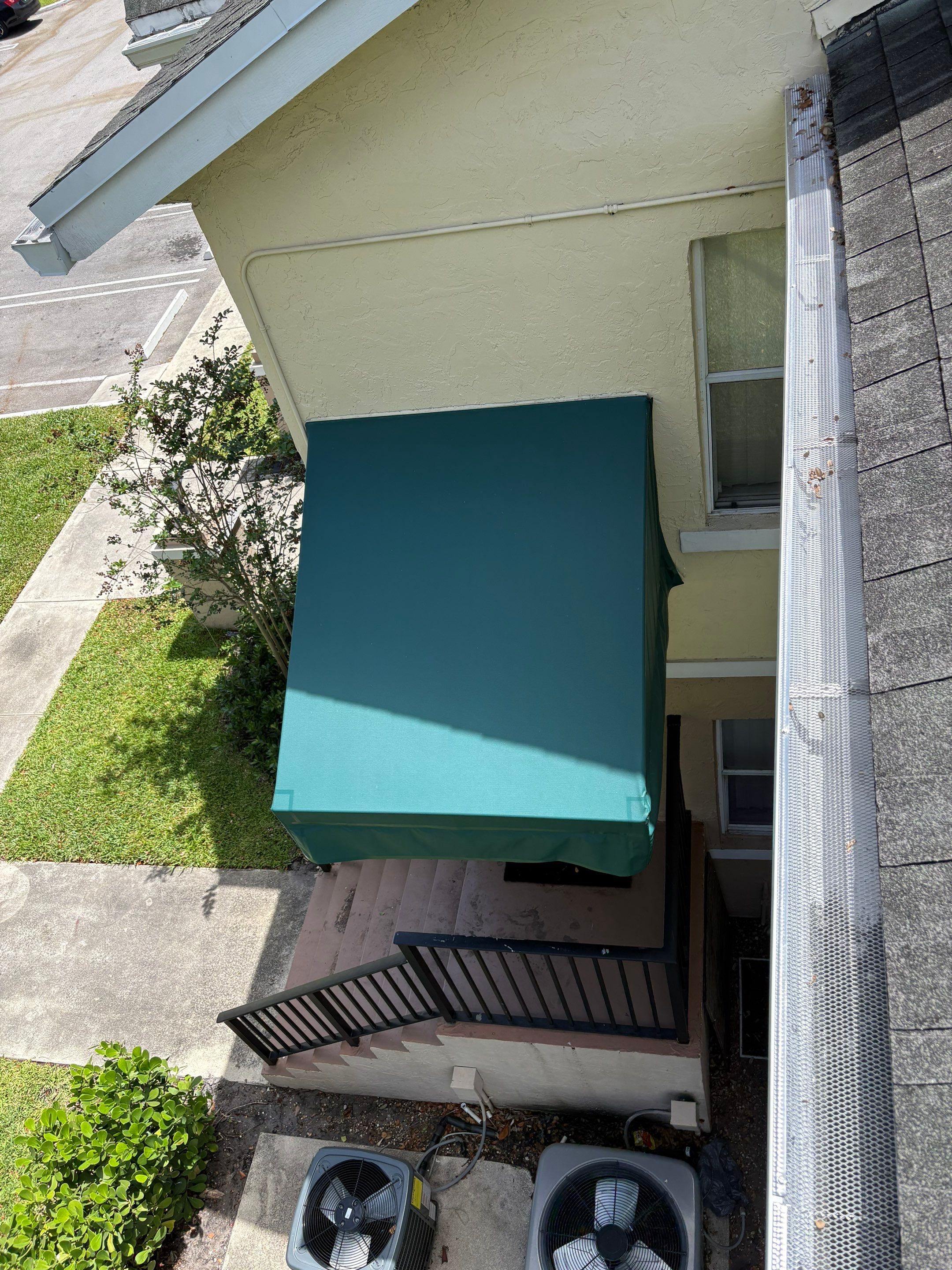 Commercial gutter cleaning Coral Springs & Pompano Beach, FL after photo with clean gutters