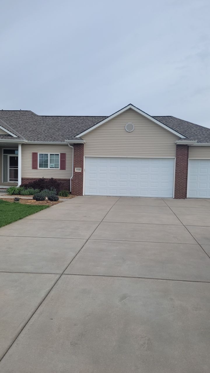 Residential Re-Roof using Landmark Shingles by White Castle Roofing