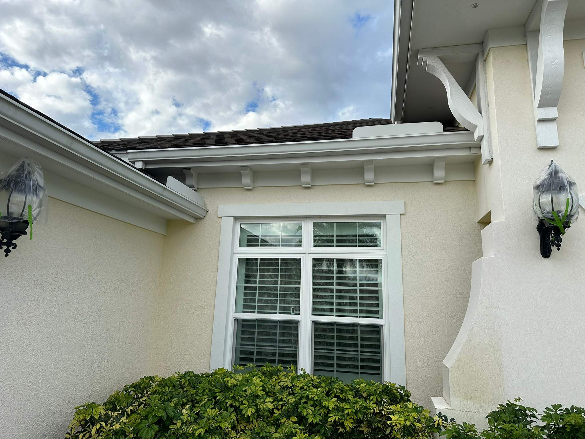 House Wash & Pool Screen Enclosure Cleaning in Winding River Community, Bradenton, FL | Sunshine AquaWash by Sunshine AquaWash