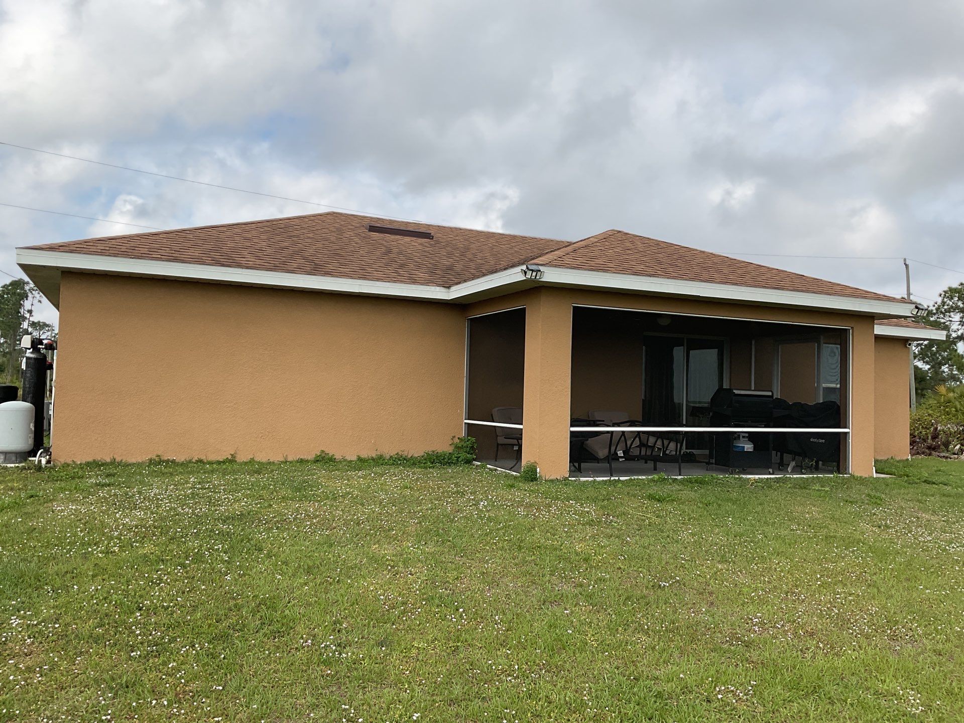 6 Inch Seamless Gutters using White Seamless Gutters in Cape Coral FL by Gutter Professors