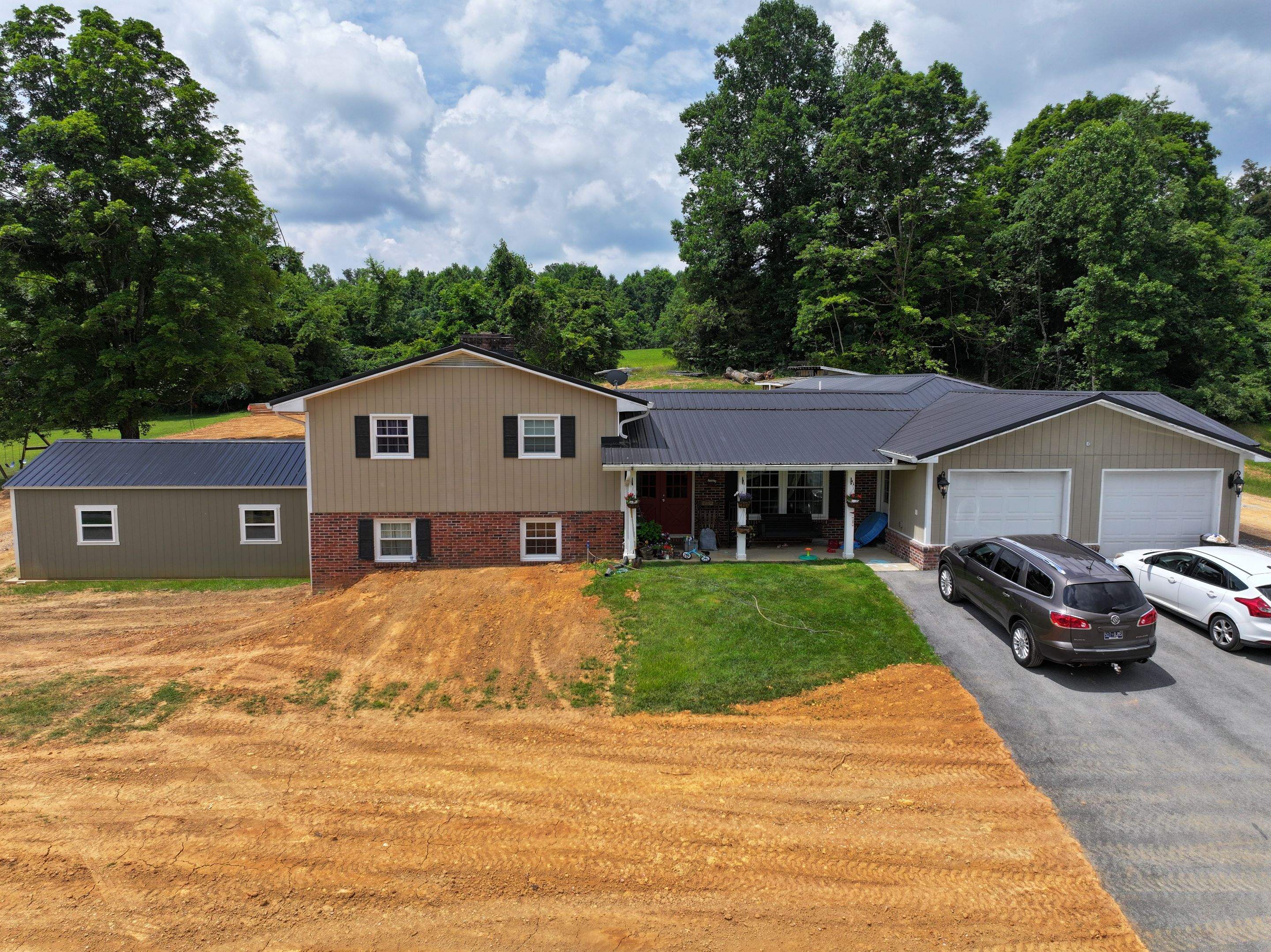 Farrell Residence  by Omnia Roofing