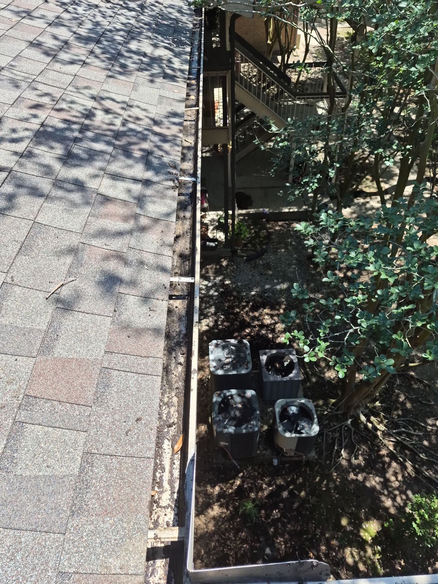Commercial gutter cleaning Lafayette, LA after photo with clean gutters