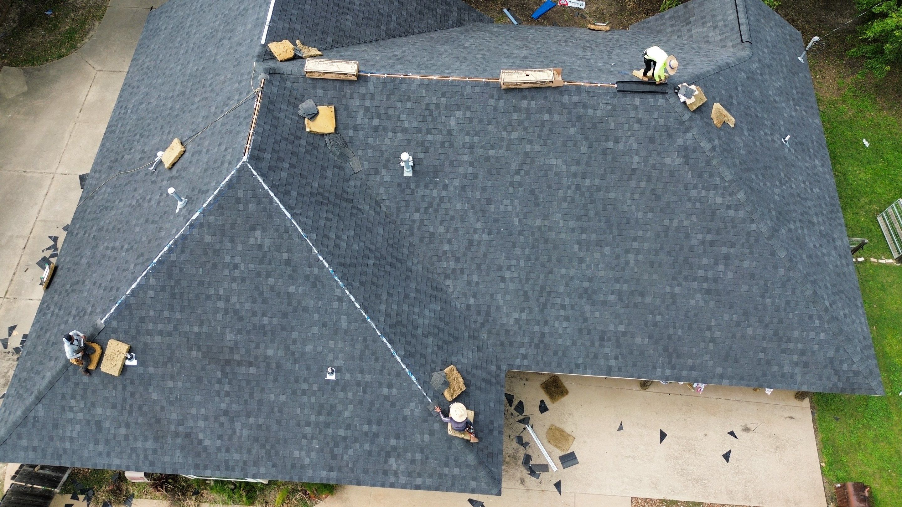 Mont Belvieu Roof Installation using Atlas Pinnacle Pristine by Modern BYLT Roofing & Construction