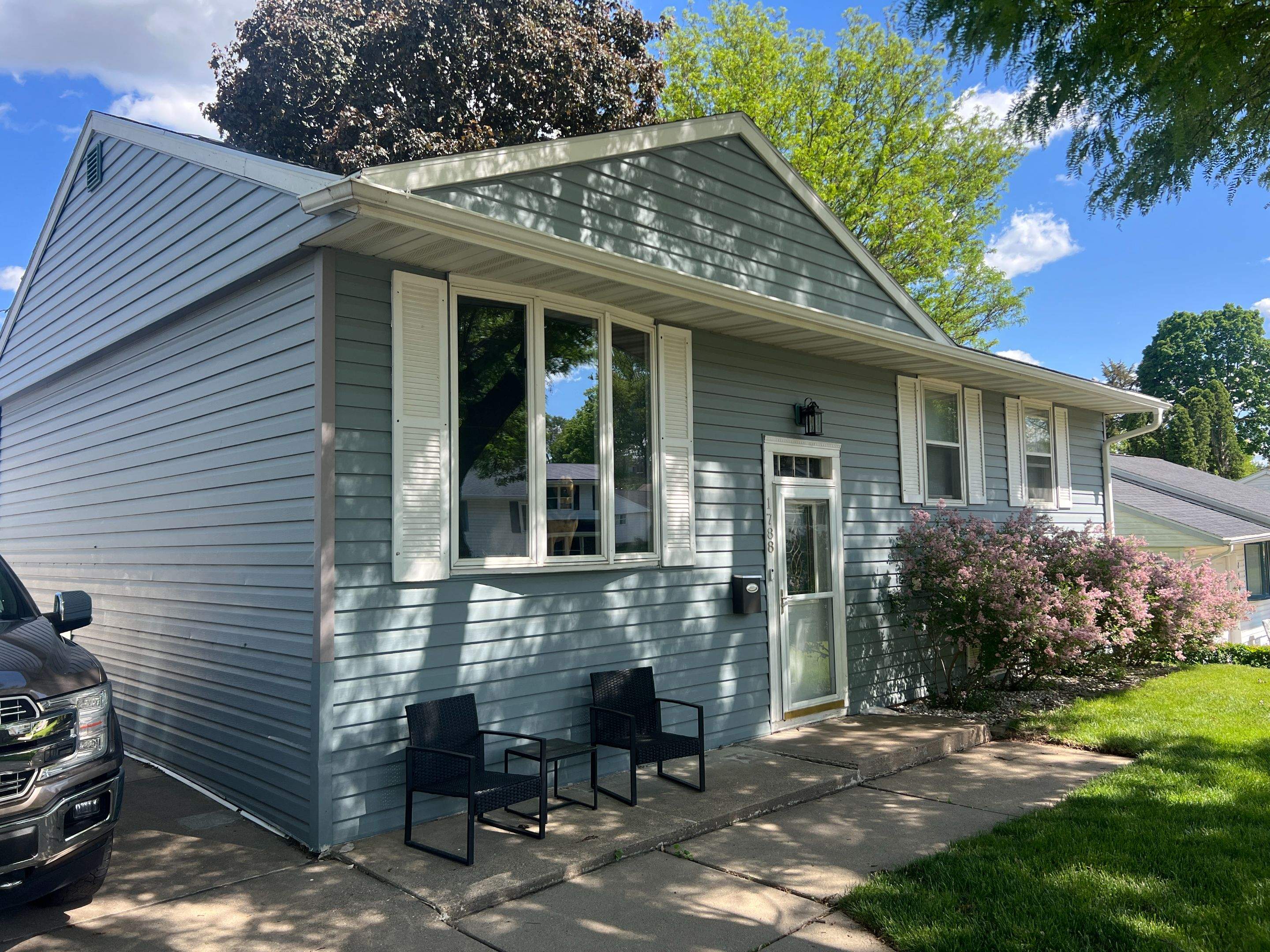 Fading & Oxidized siding turned new again! by Grandview Painting