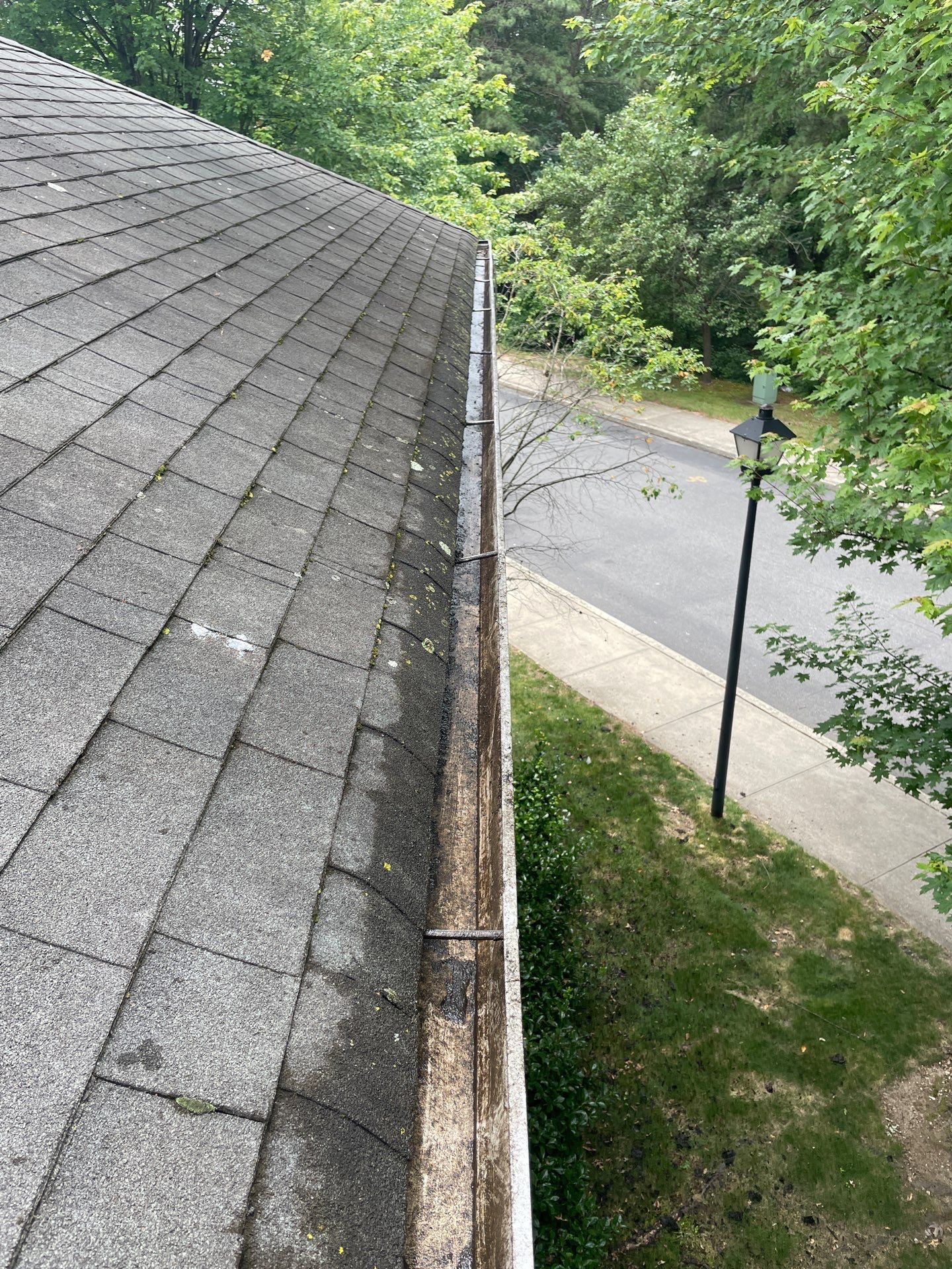 Commercial gutter cleaning New York after photo with clean gutters