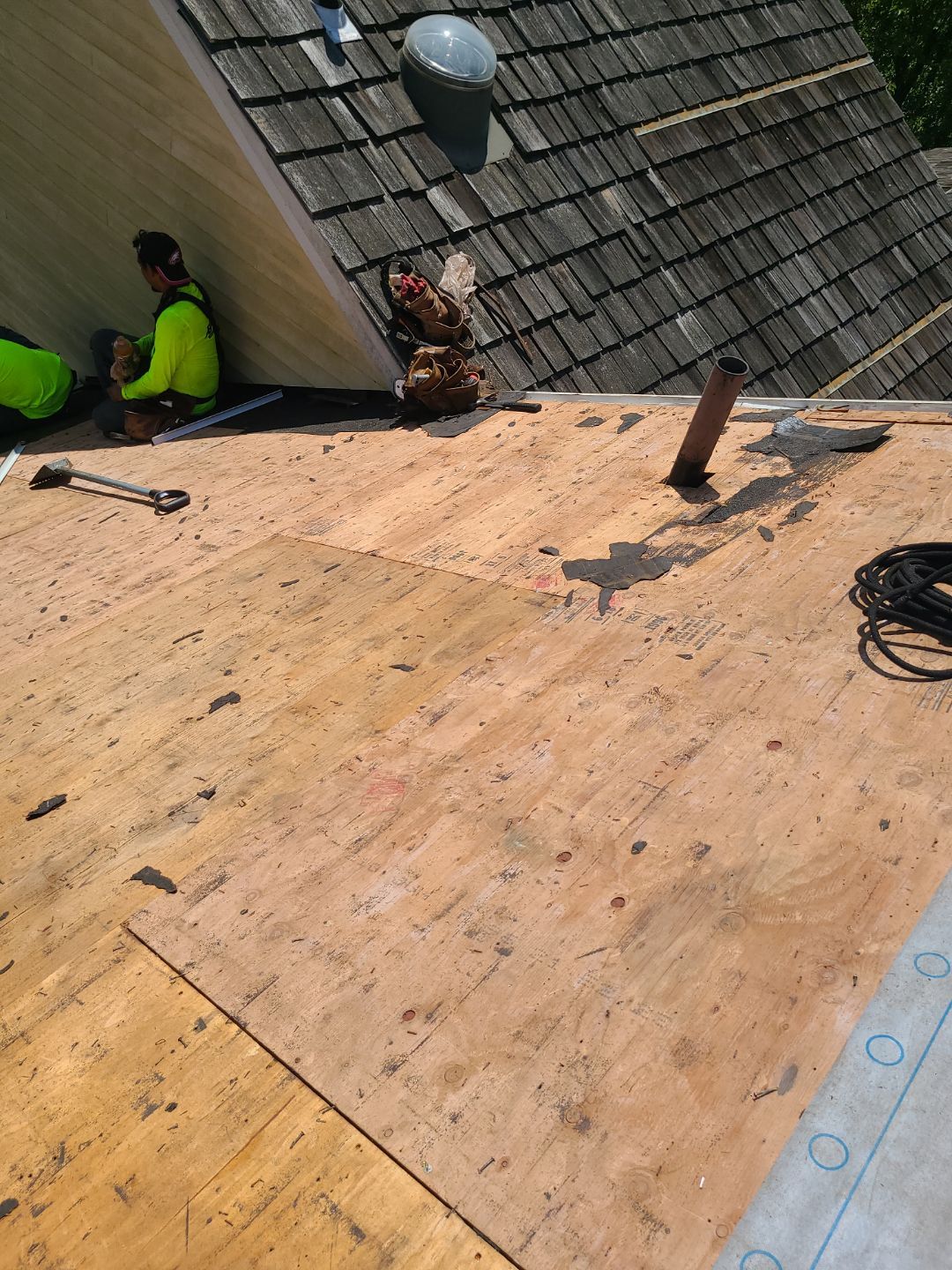 Arlington: CertainTeed Grand Manor Designer Shingles in Weathered Wood by RM Banning, Inc.