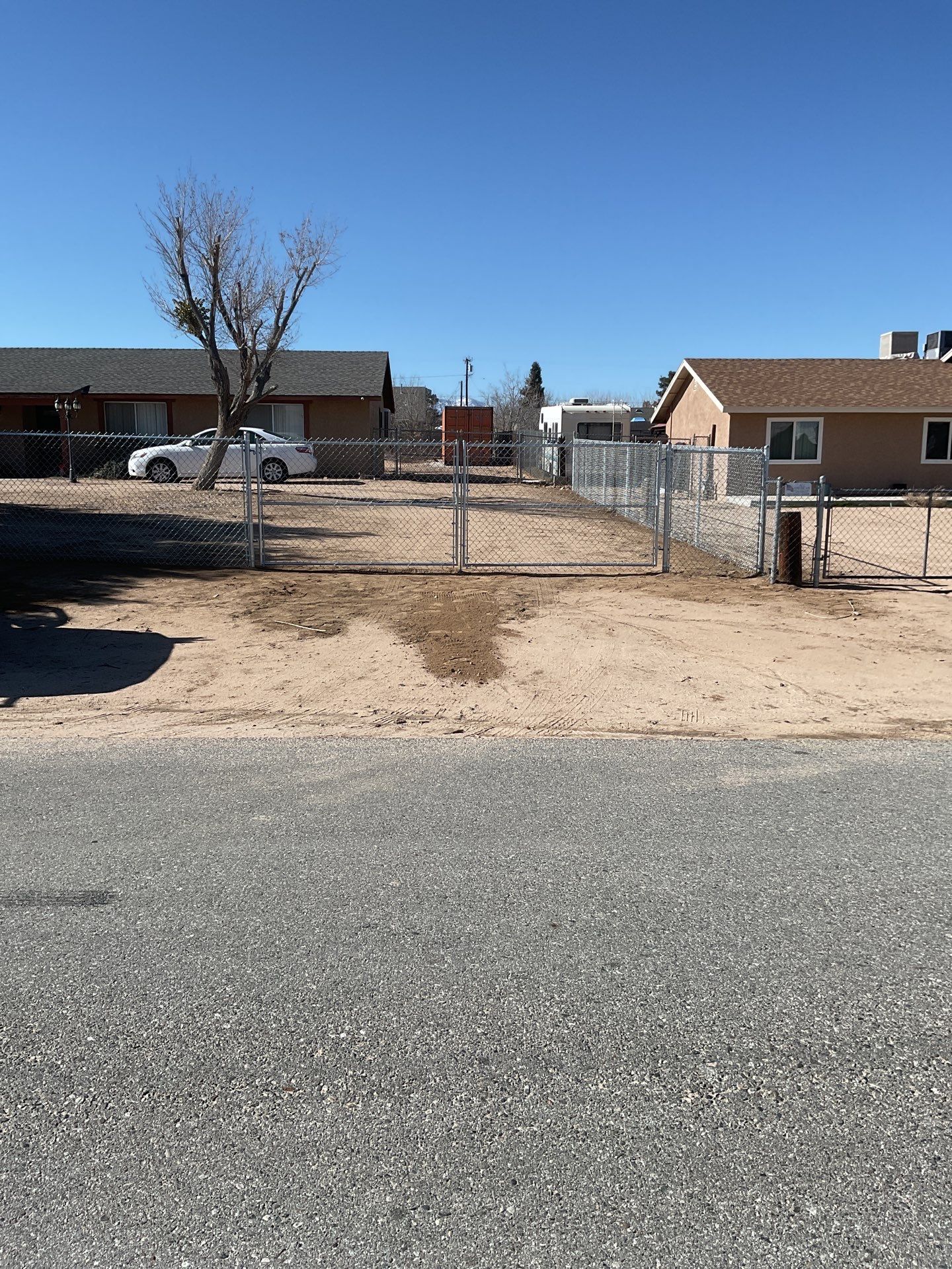 Fence Installation using chain -link by Fence Guys Inc.