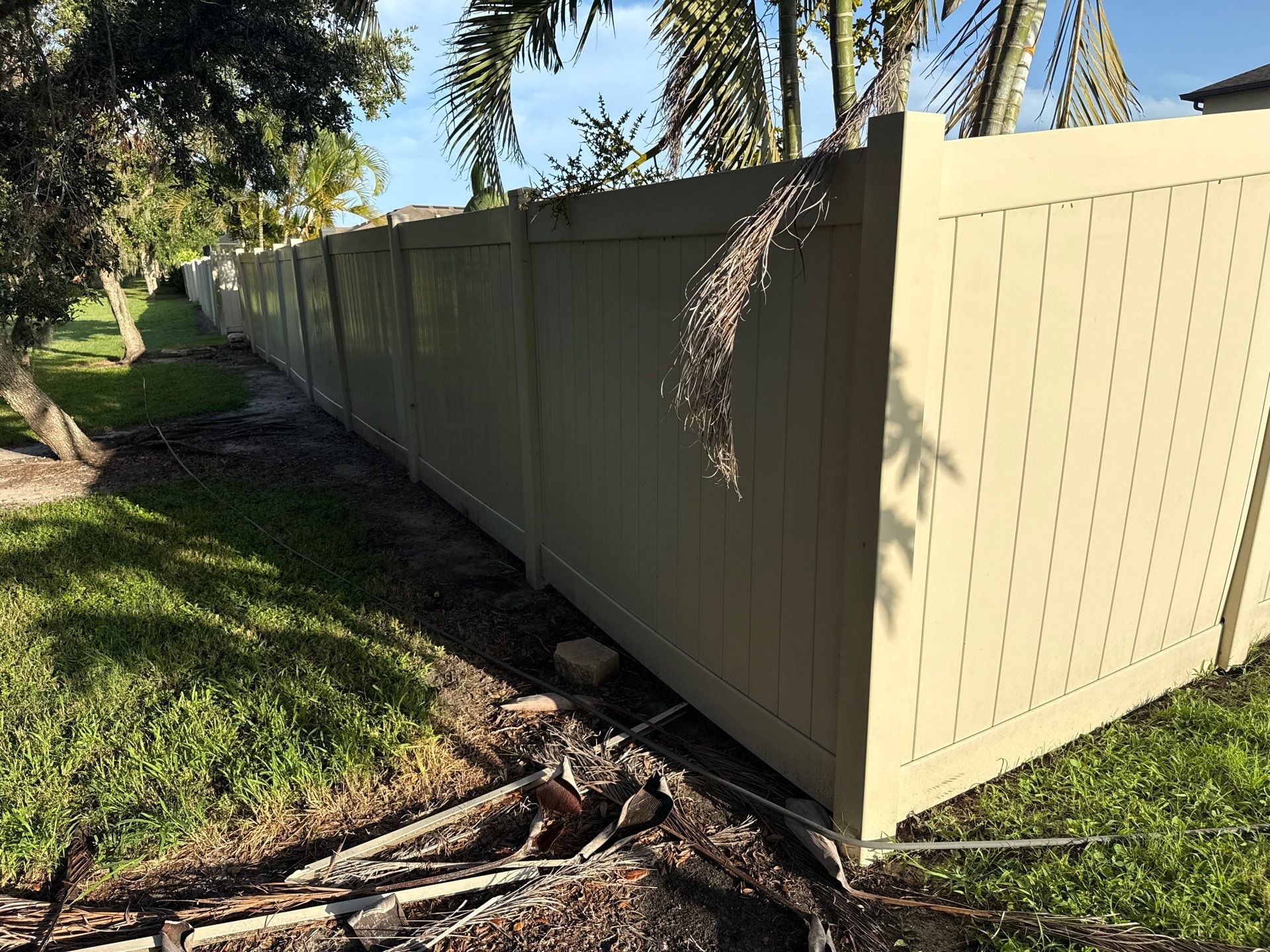 2-Story Stucco House Wash & Tan Vinyl Fence Cleaning | Sheffield Glen Palmetto, FL by Sunshine AquaWash