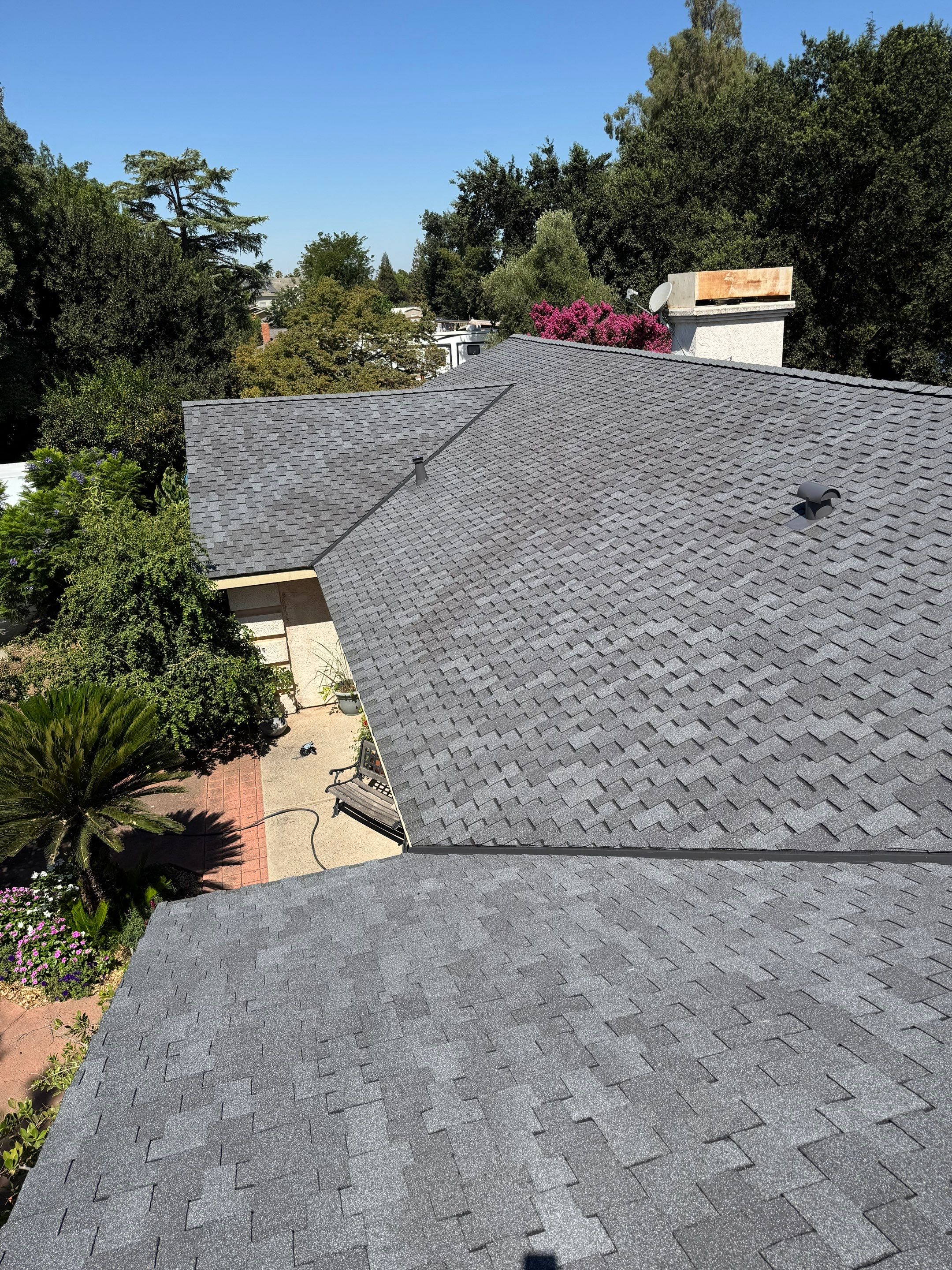 Presidential shingle roof by Straight Edge Roofing Inc