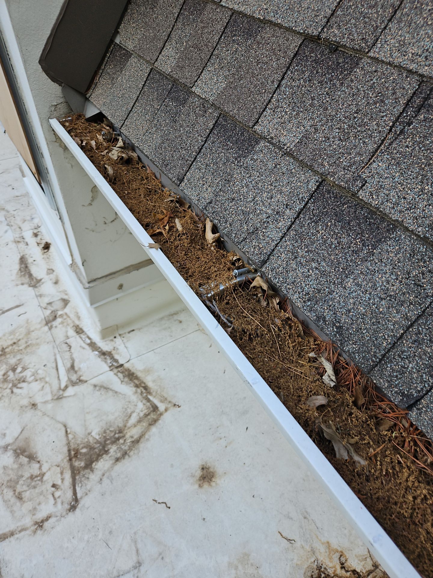 Commercial gutter cleaning Kansas before photo with filled gutters